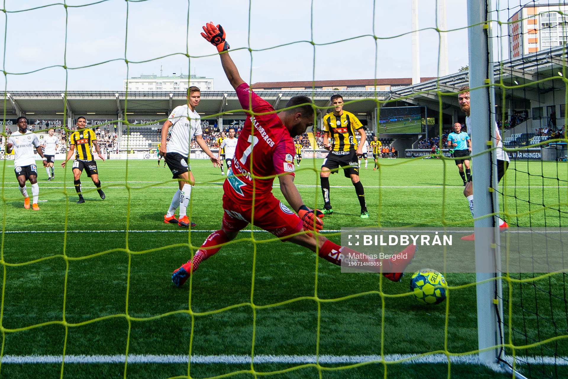 Häckens Alexander Jeremejeff gör 2-0 bakom Örebros