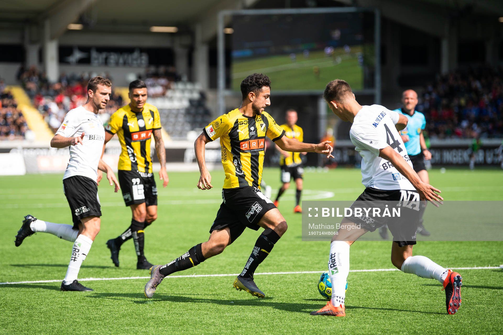 Häckens Alexander Jeremejeff driver bollen i läget när