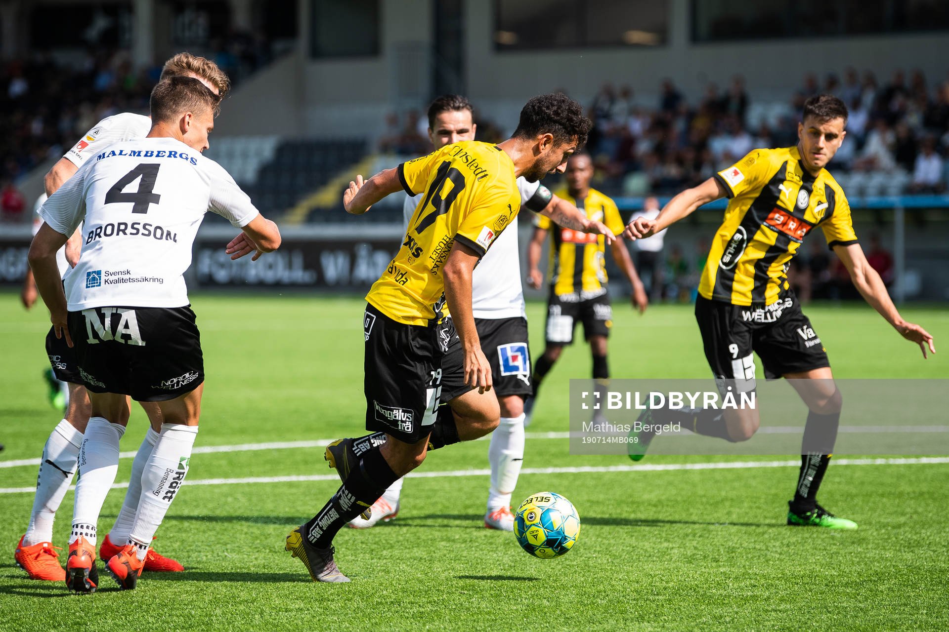 Häckens Alexander Jeremejeff driver bollen i läget när
