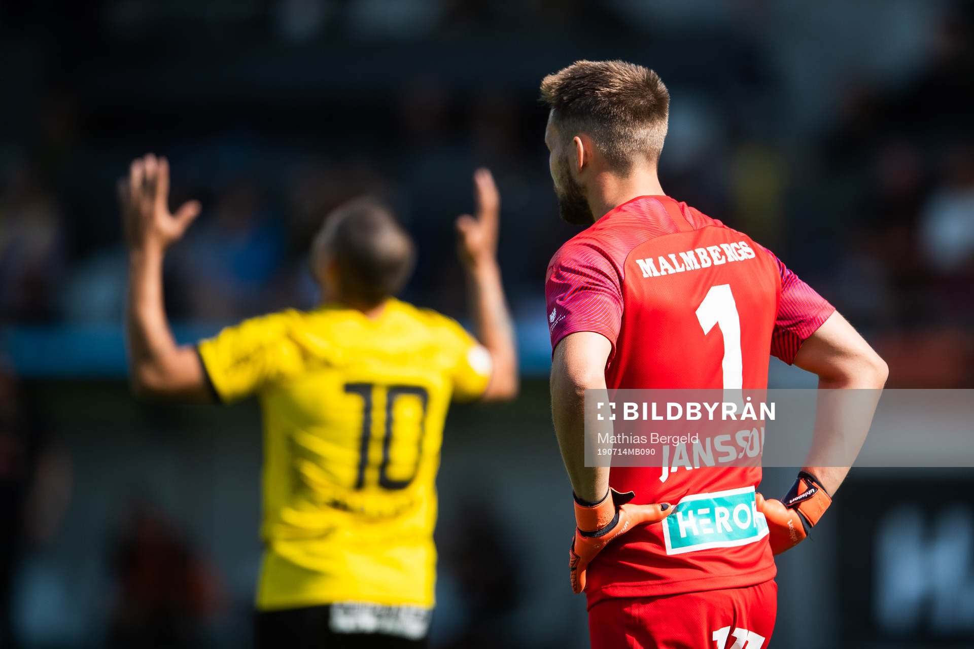 Örebros målvakt Oscar Jansson deppar