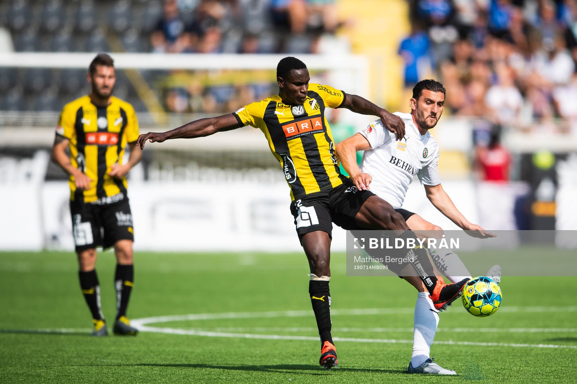 Häckens Godswill Ekpolo i kamp med Örebros Agon Mehmeti under fotbollsmatchen i Allsvenskan mellan Häcken och Örebro den 14 juli 2019 i Göteborg.