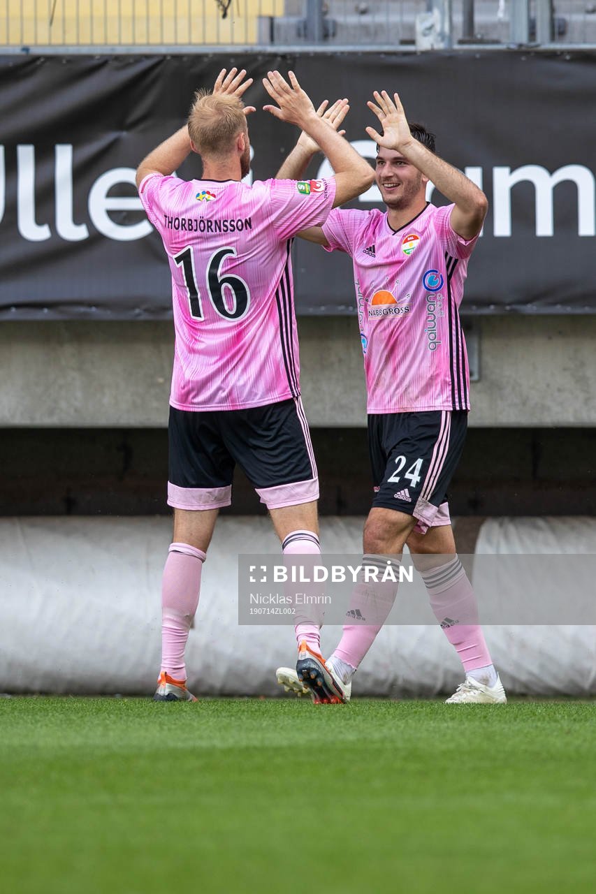 Dalkurds Besard Sabovic och Marcus Thorbjörnsson jublar
