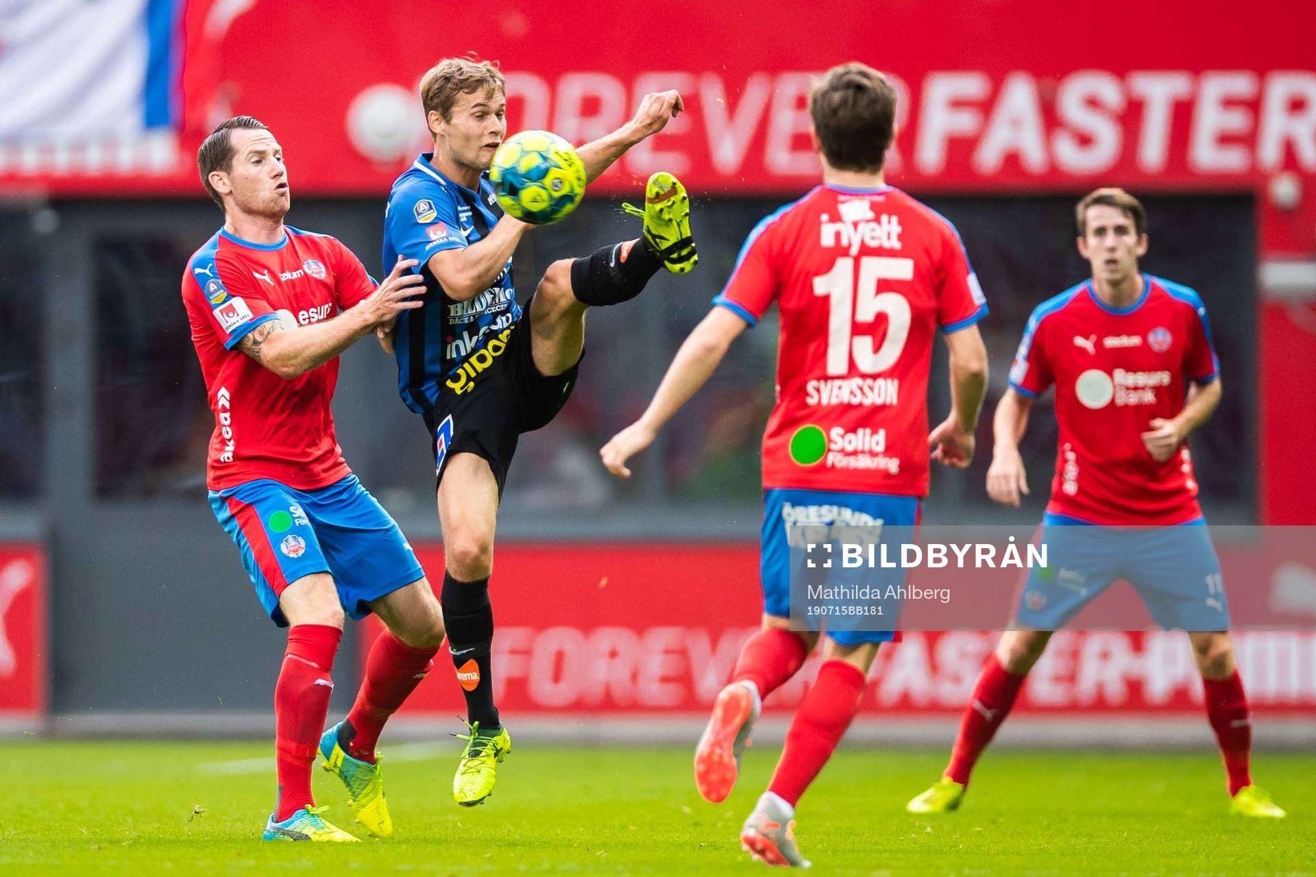 Helsingborgs Johan Persson och Sirius Sam Lundholm under fotbollsmatchen i Allsvenskan mellan Helsingborg och Sirius den 15 juli 2019 i Helsingborg .