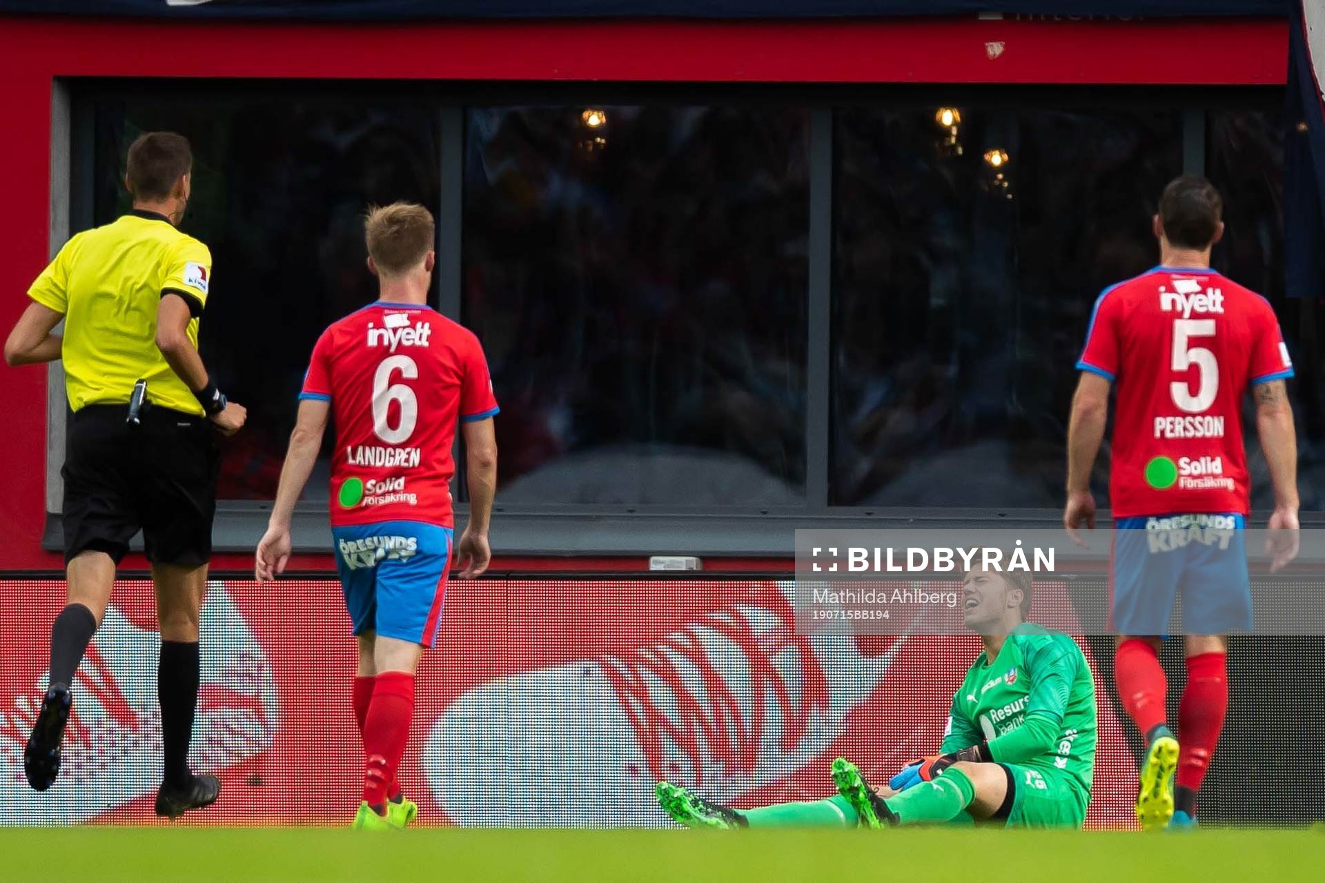 Helsingborgs målvakt Kalle Joelsson har ont
