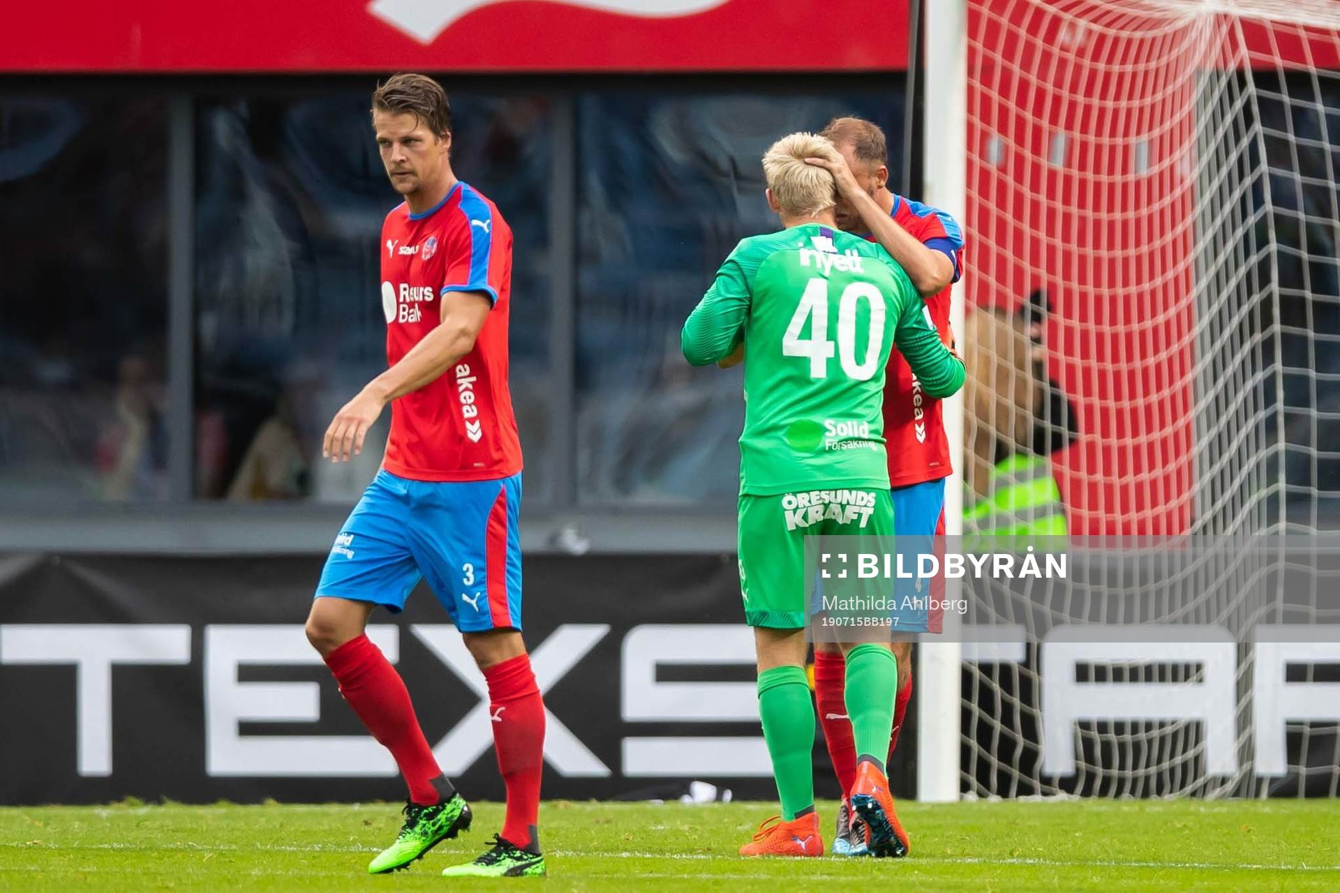 Helsingborgs Andreas Granqvist instruerar målvakt Ian