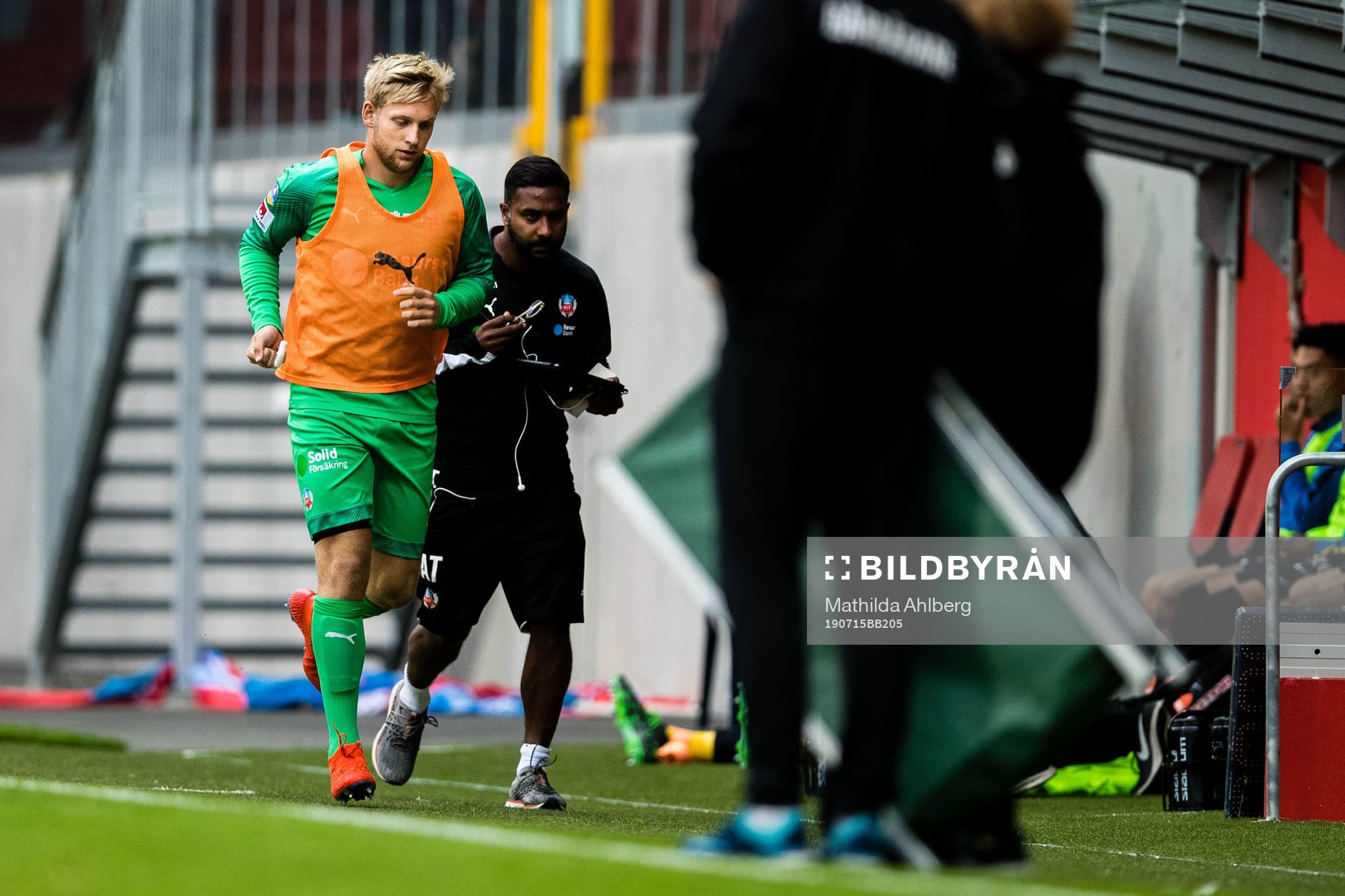 Helsingborgs målvakt Ian Pettersson värmer upp