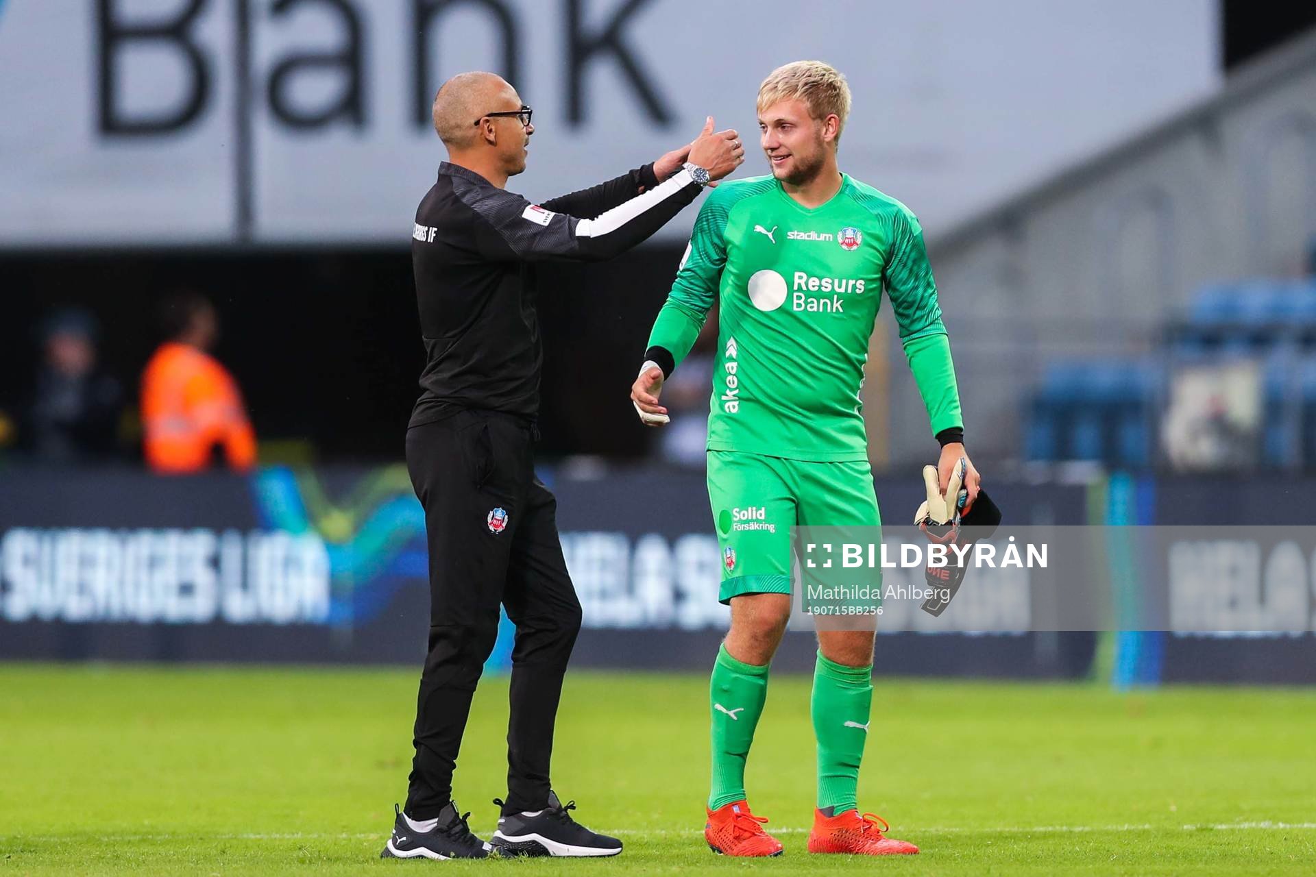 Helsingborgs tränare Henrik Larsson kramar om målvakt Ian Pettersson efter fotbollsmatchen i Allsvenskan mellan Helsingborg och Sirius den 15 juli 2019 i Helsingborg .