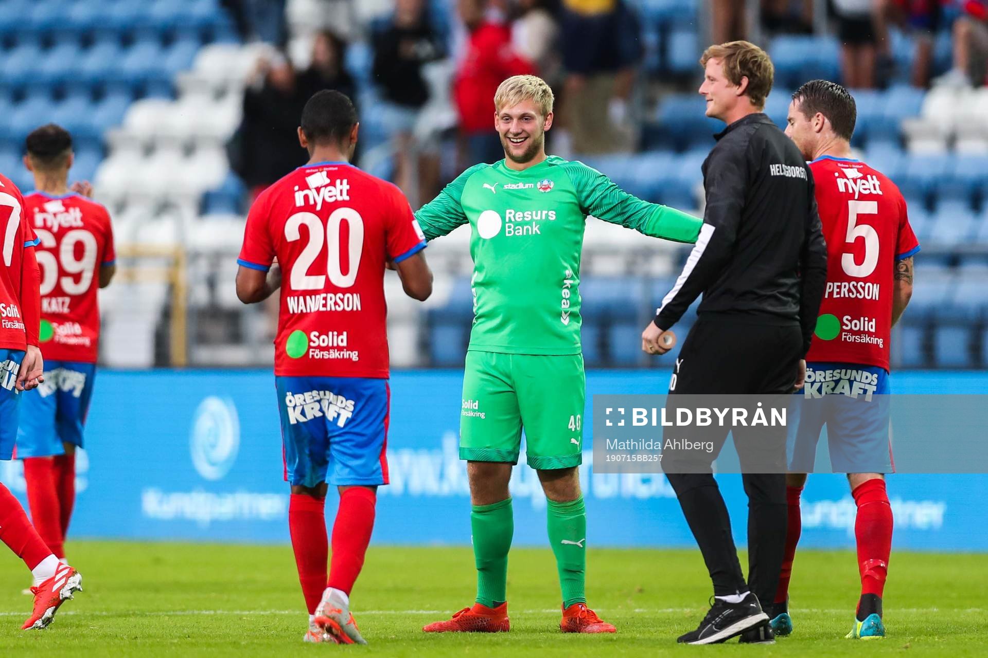Helsingborgs målvakt Ian Pettersson jublar med lagkamrater efter fotbollsmatchen i Allsvenskan mellan Helsingborg och Sirius den 15 juli 2019 i Helsingborg .