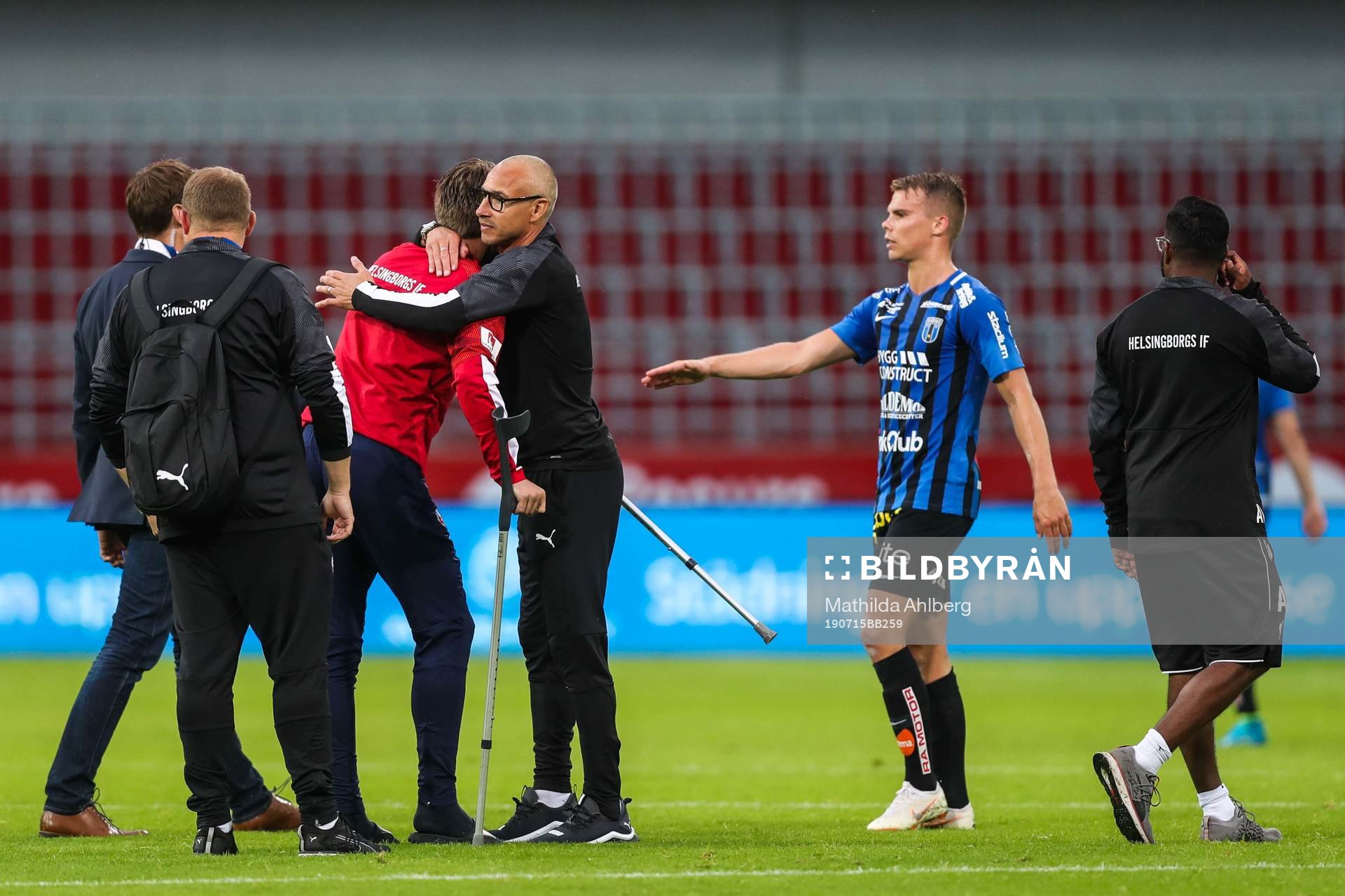 Helsingborgs målvakt Kalle Joelsson kramas om av tränare