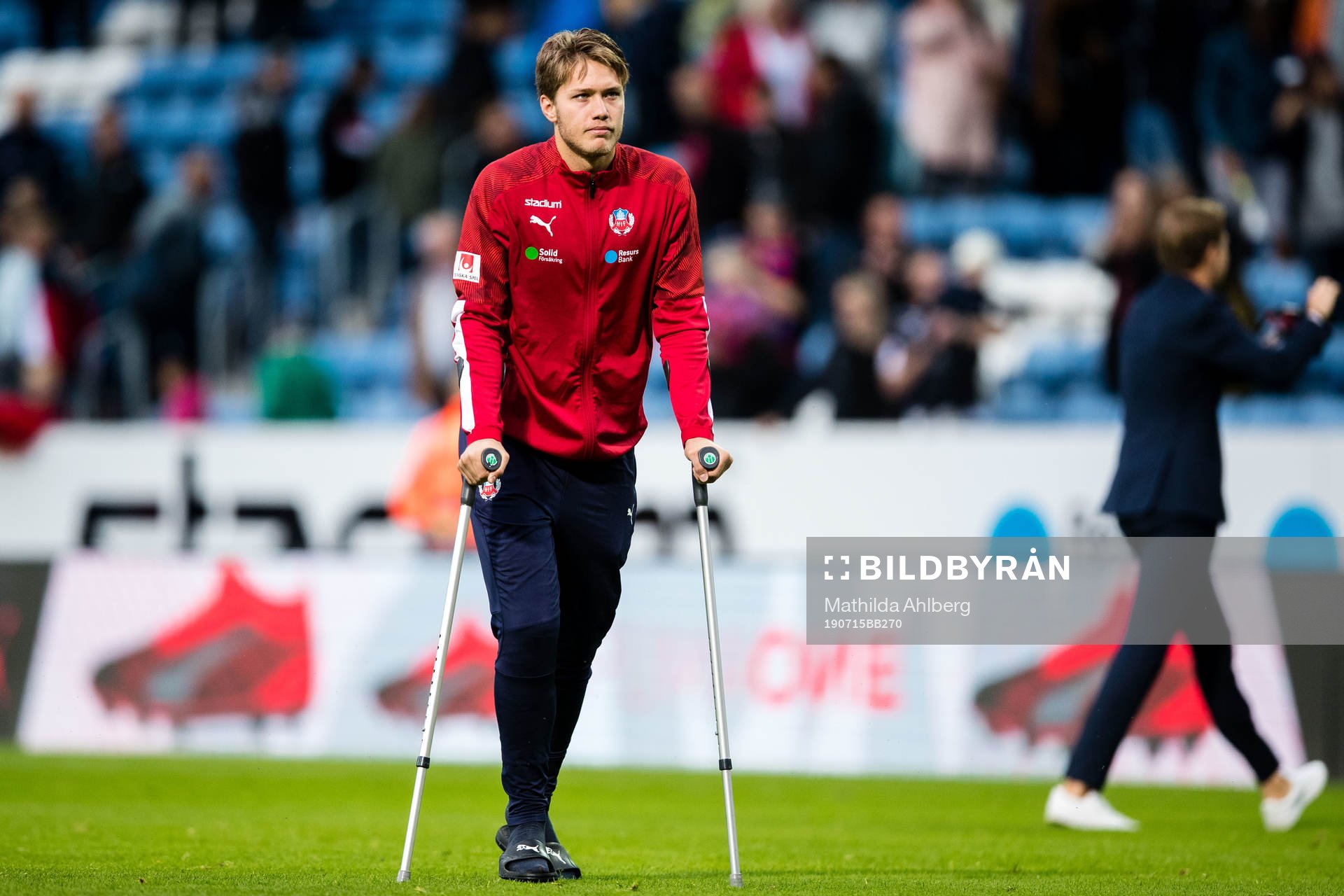 Helsingborgs målvakt Kalle Joelsson på kryckor