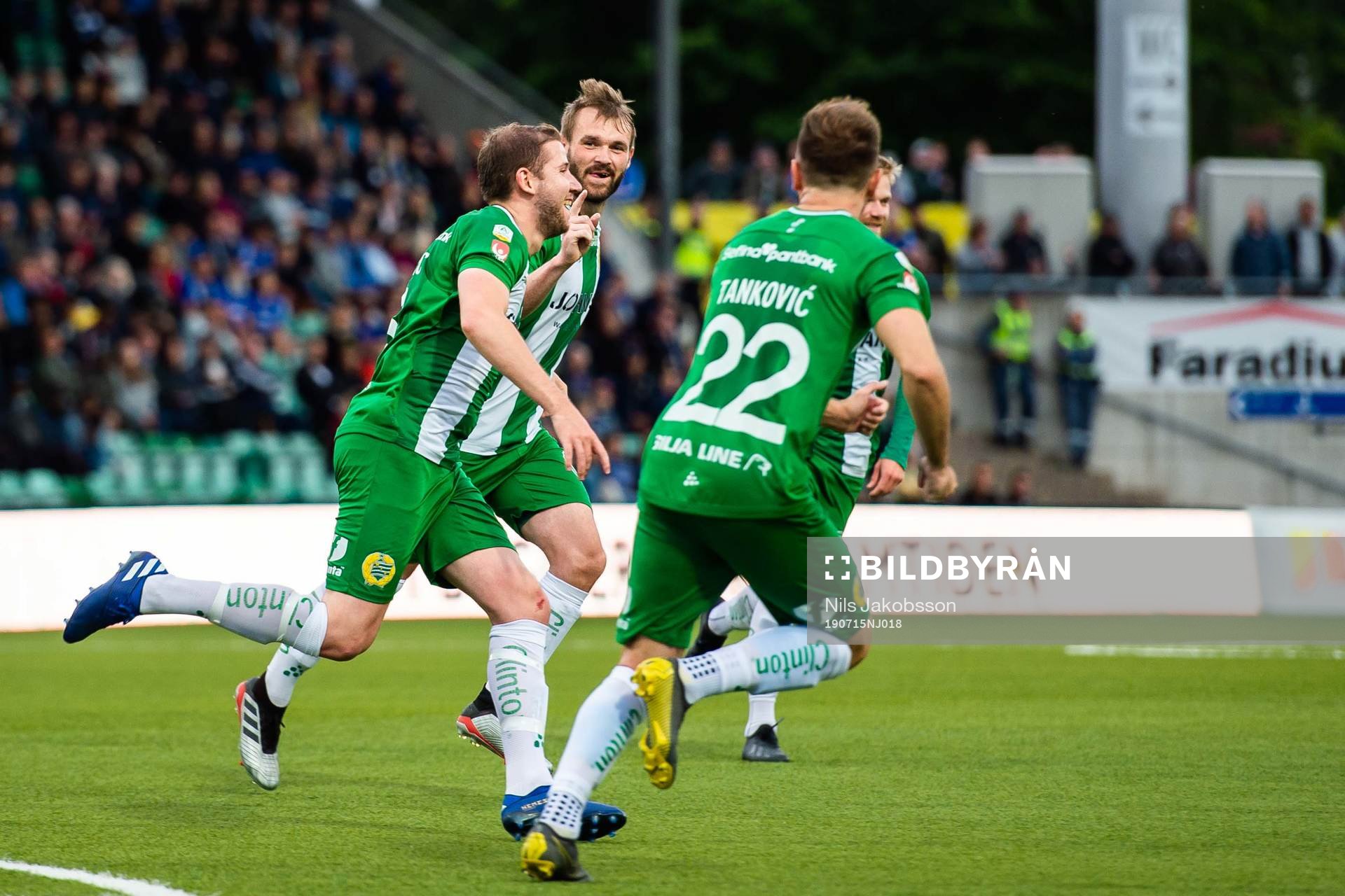 Hammarbys Darijan Bojanic jublar med lagkamrater