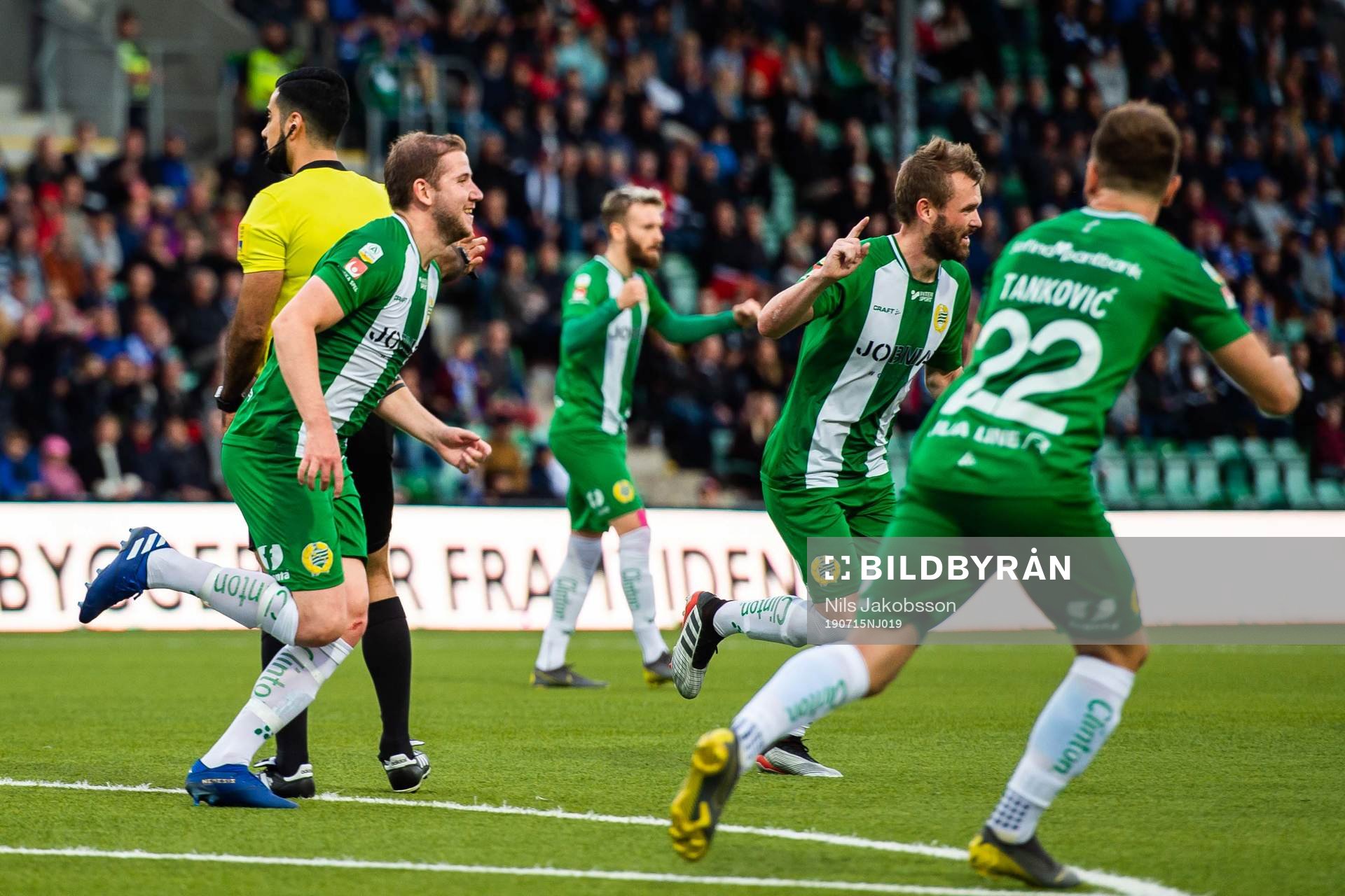 Hammarbys Darijan Bojanic jublar med lagkamrater