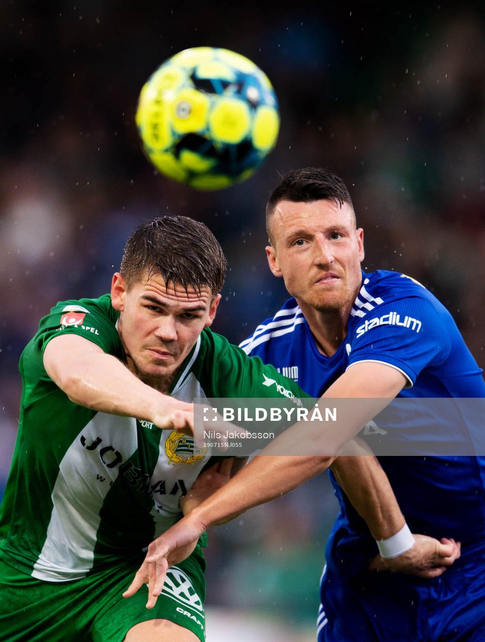 Hammarbys Vidar Örn Kjartansson och Sundsvalls Alexander Blomqvist under fotbollsmatchen i Allsvenskan mellan GIF Sundsvall och Hammarby den 15 juli 2019 i Sundsvall.