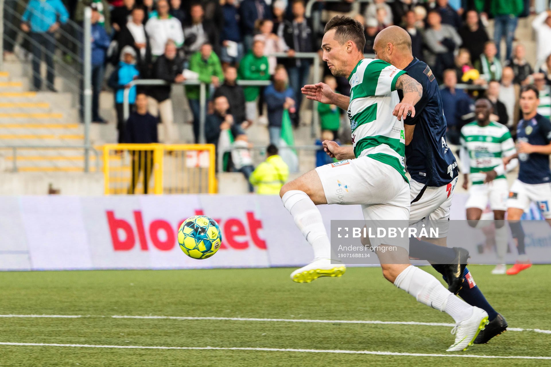 Västerås Filip Tronet och Jönköpings Tom Siwe under fotbollsmatchen i Superettan mellan Västerås och Jönköping den 16 juli 2019 i Västerås.