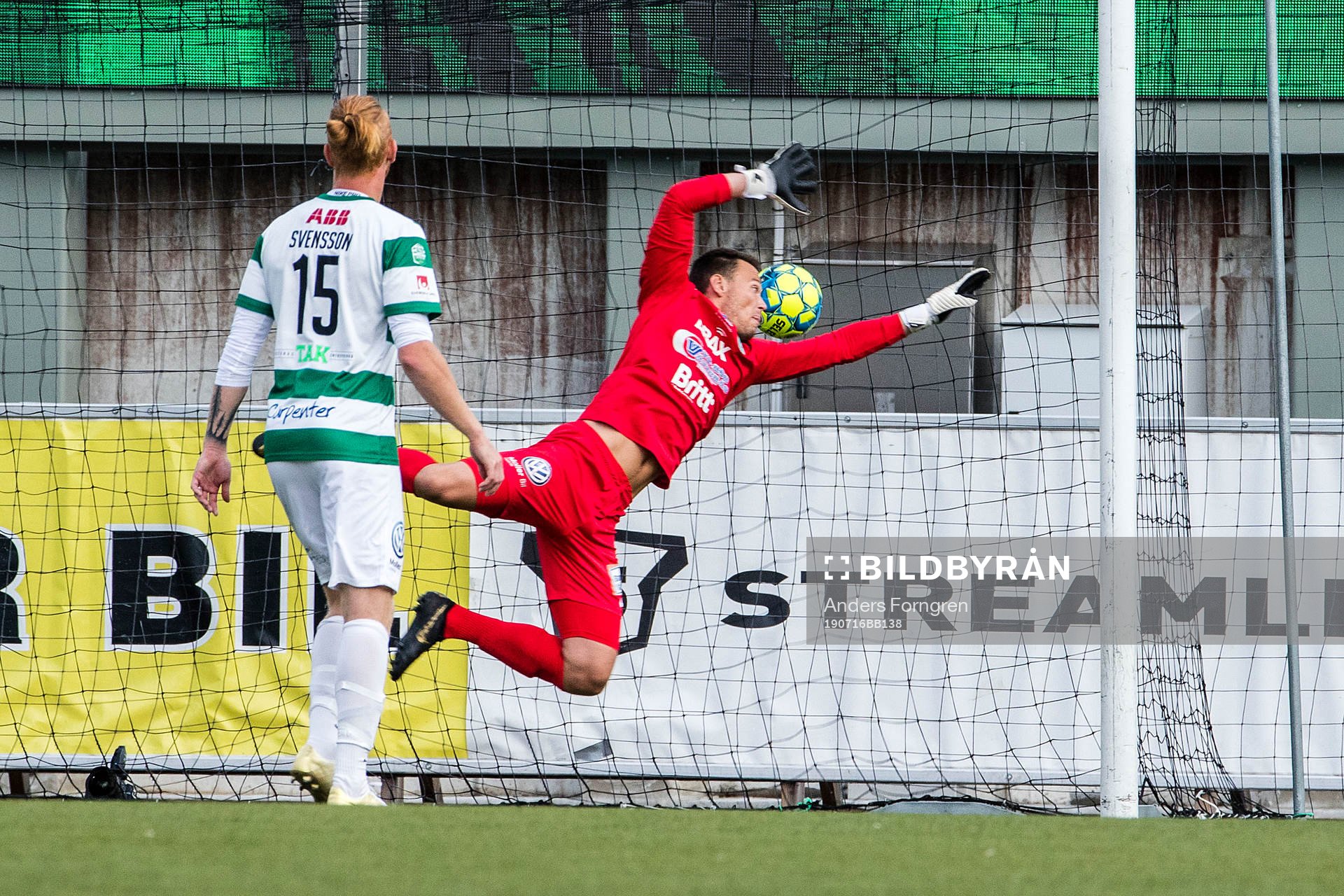Västerås målvakt Anton Fagerström slänger sig