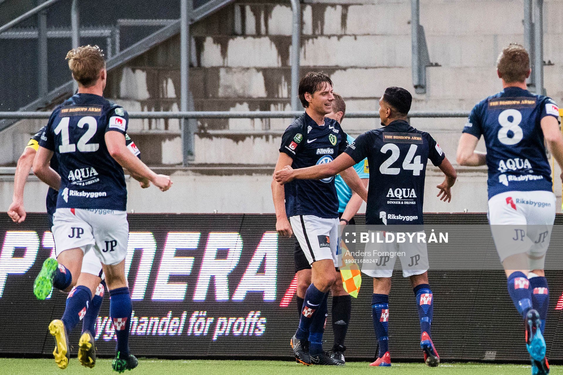 Jönköpings Jakob Orlov jublar med lagkamrater