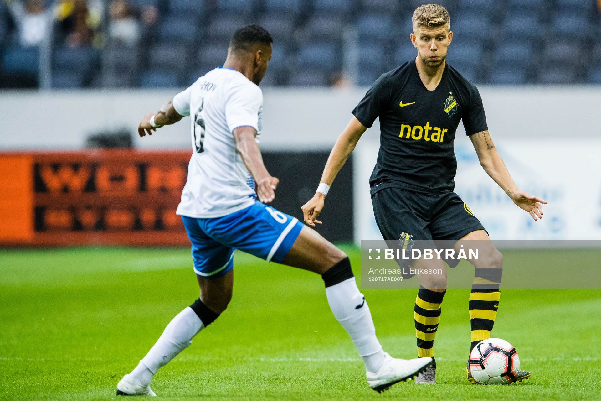 Georgi Pashov of Ararat-Armenia and Anton Salétros of AIK