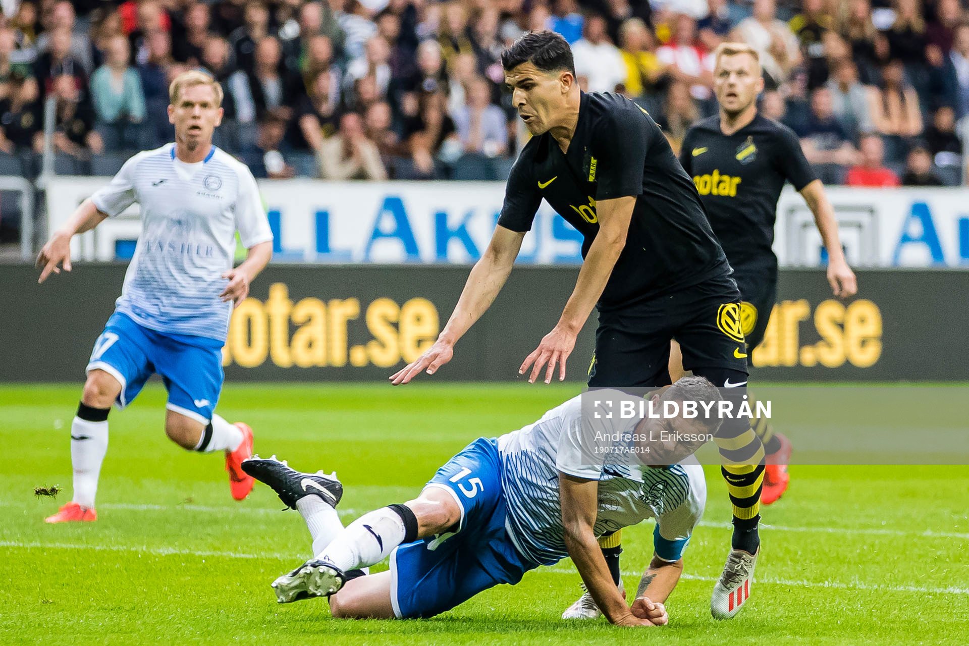 Tarik Elyounoussi of AIK and Dmitri Guz of Ararat-Armenia