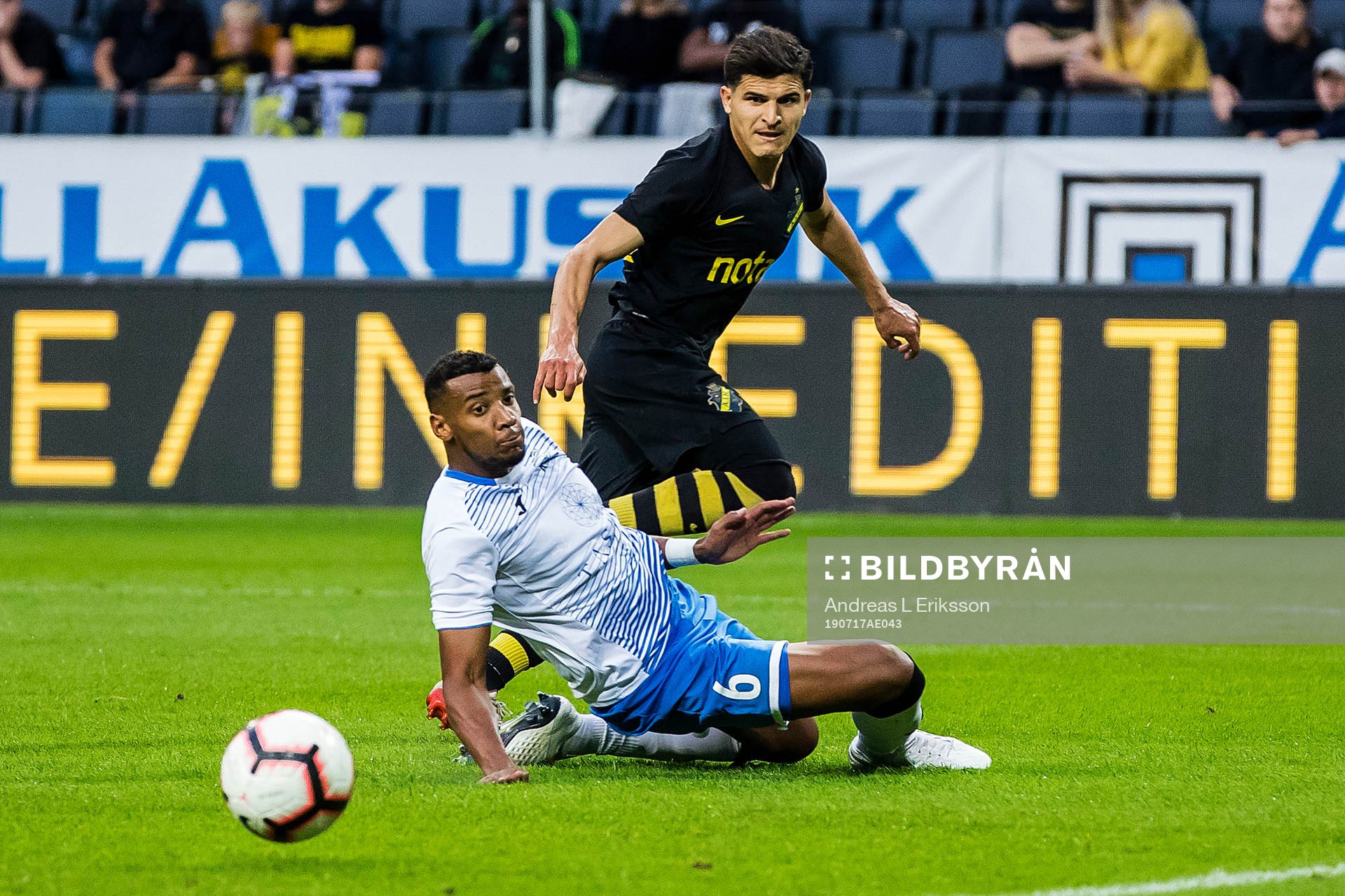 Georgi Pashov of Ararat-Armenia and Tarik Elyounoussi of AIK