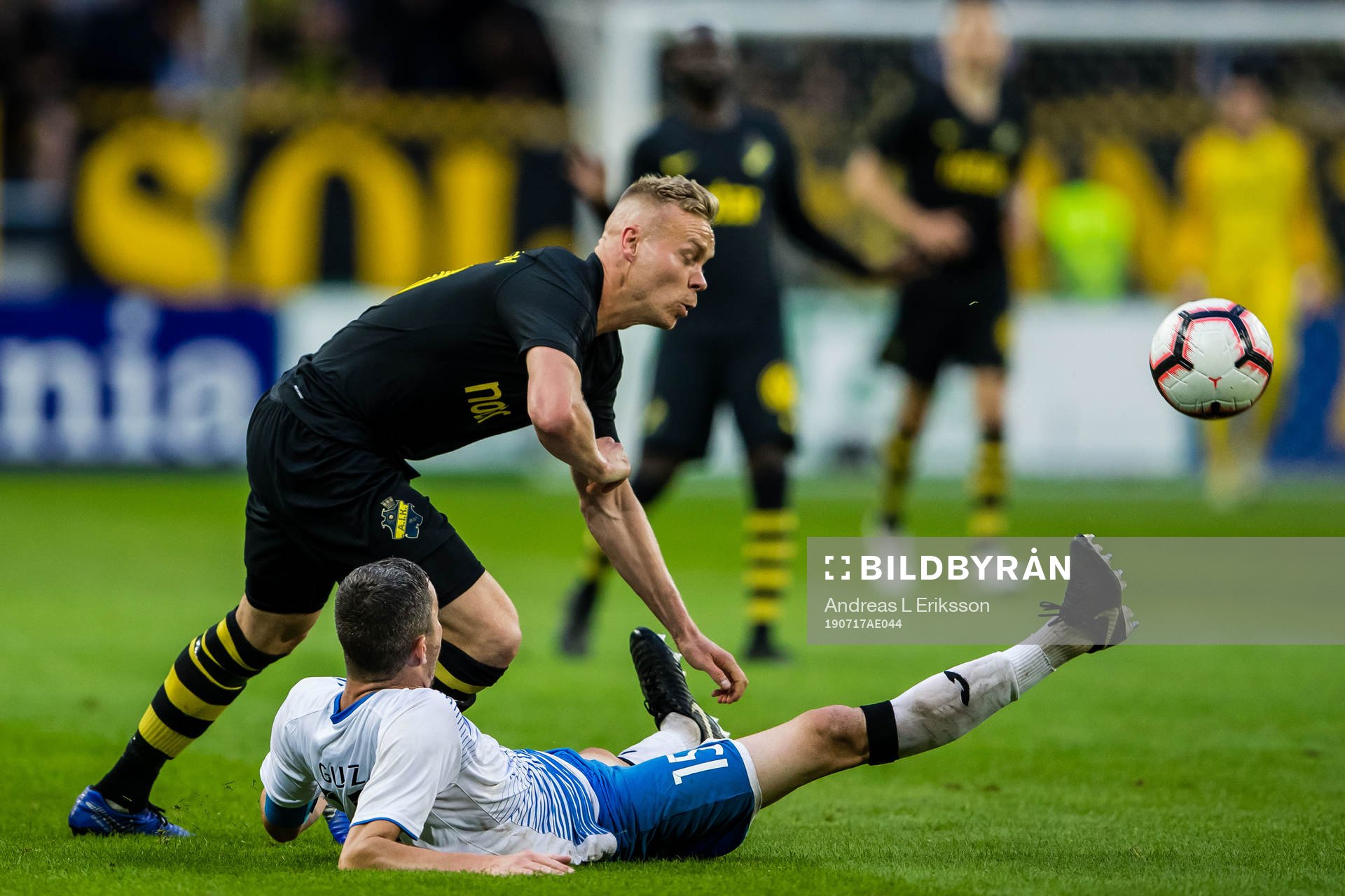 Kolbeinn Sigthorsson of AIK and Dmitri Guz of Ararat-Armenia