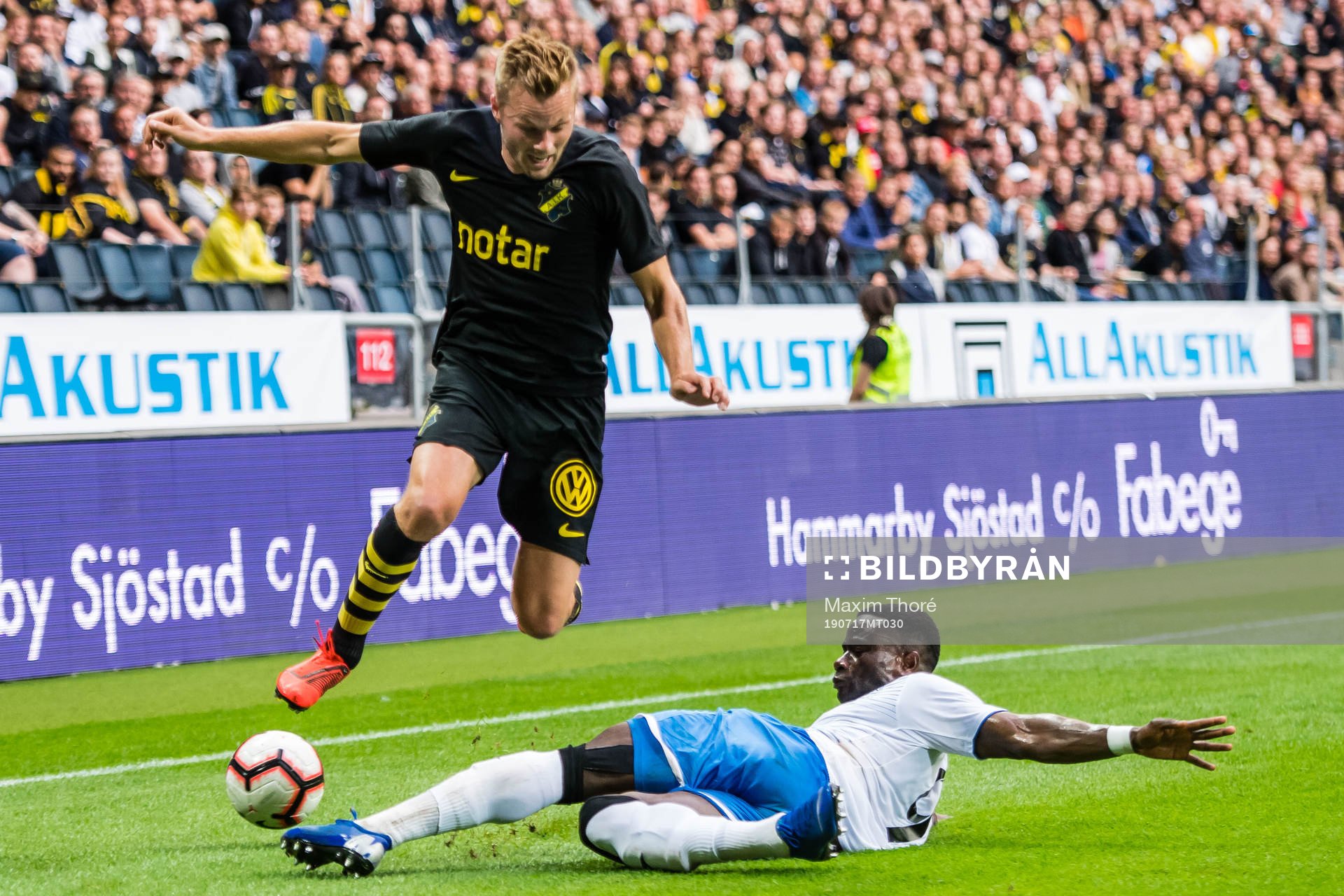Sebastian Larsson of AIK and Alex Junior of Ararat-Armenia