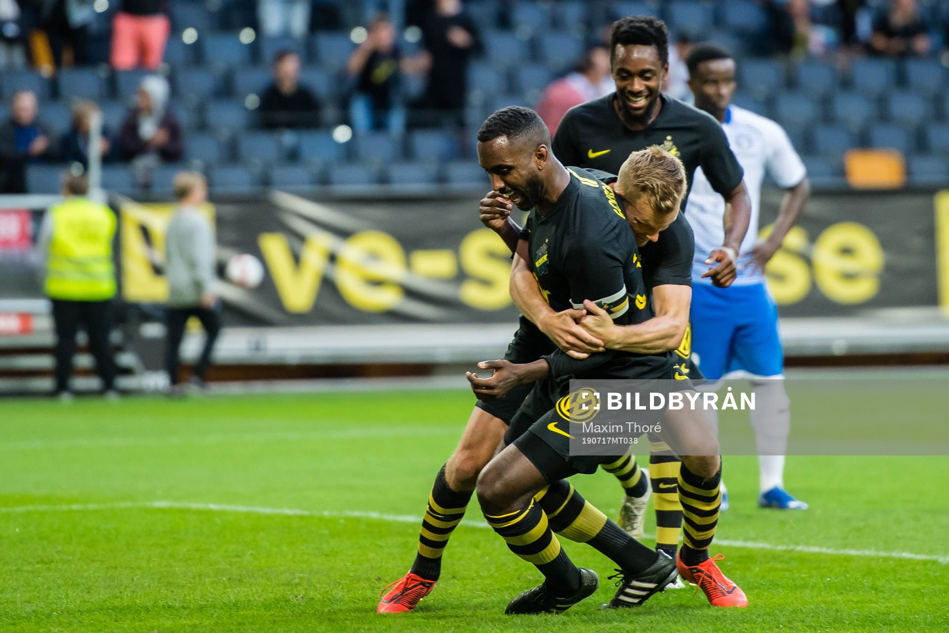 Henok Goitom and Sebastian Larsson celebrates 2-0