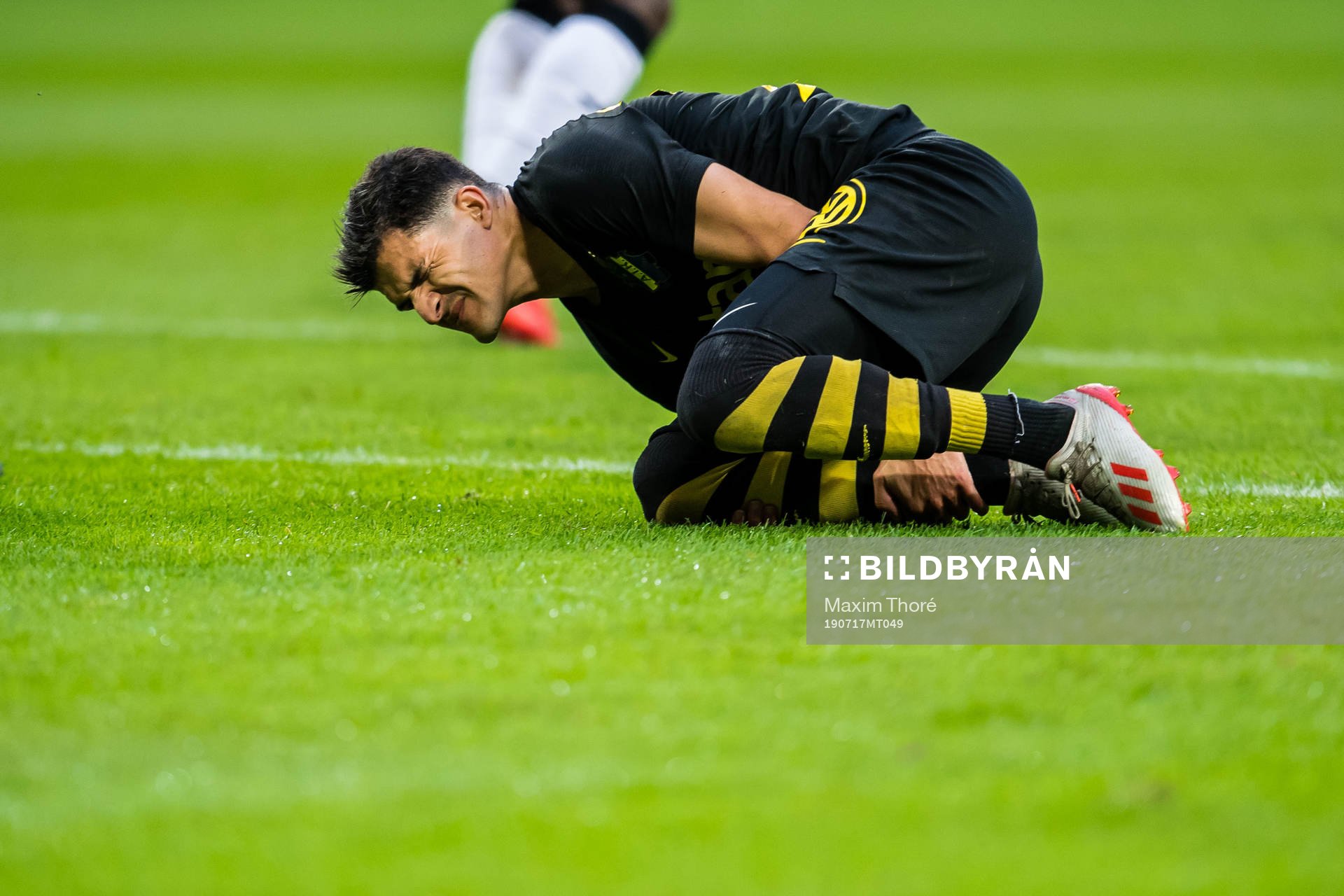 Tarik Elyounoussi of AIK in pain