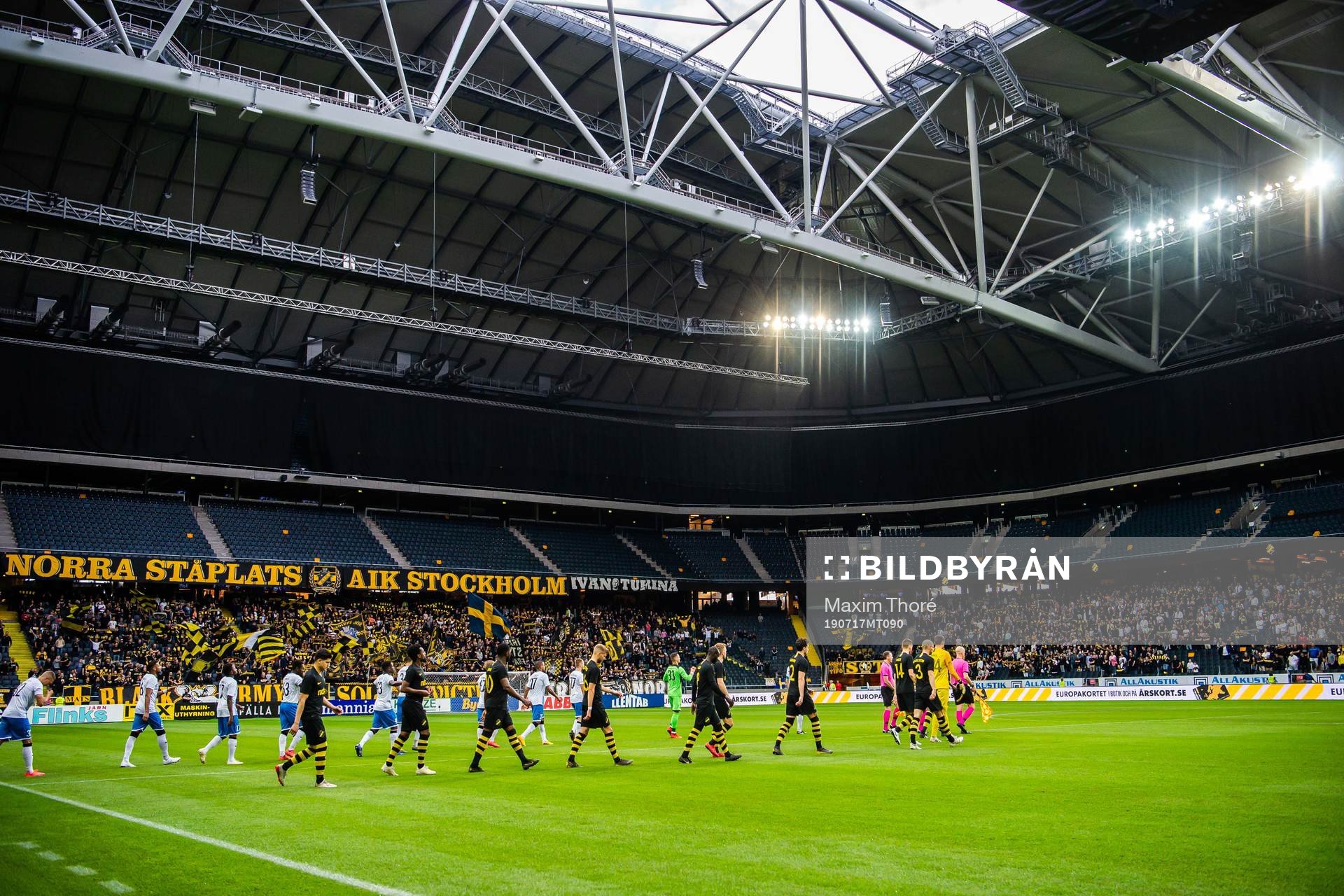 The players enters the pitch