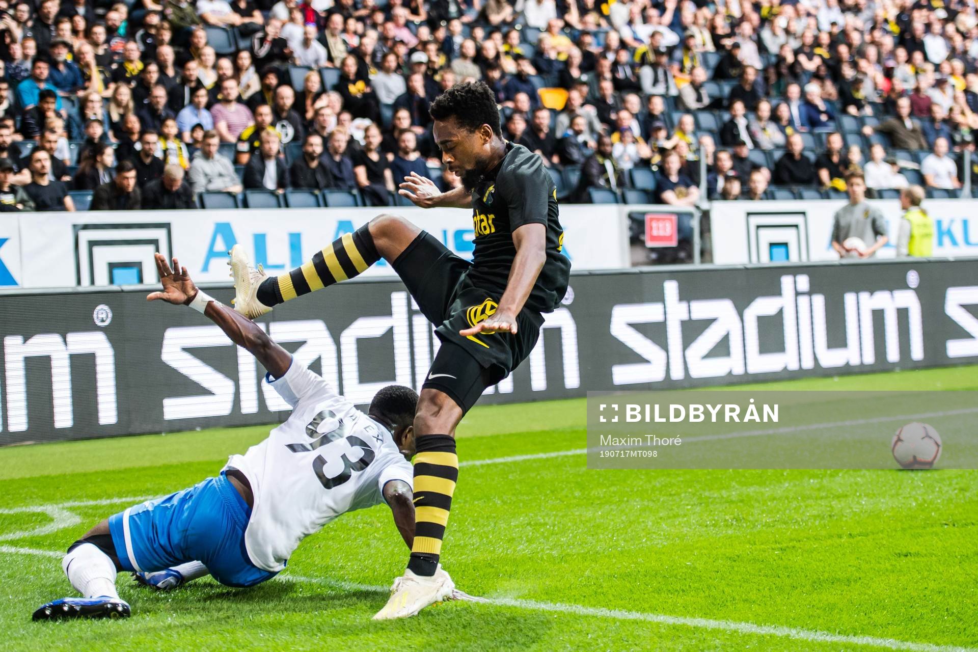 Alex Junior of Ararat-Armenia and Heradi Rashidi of AIK