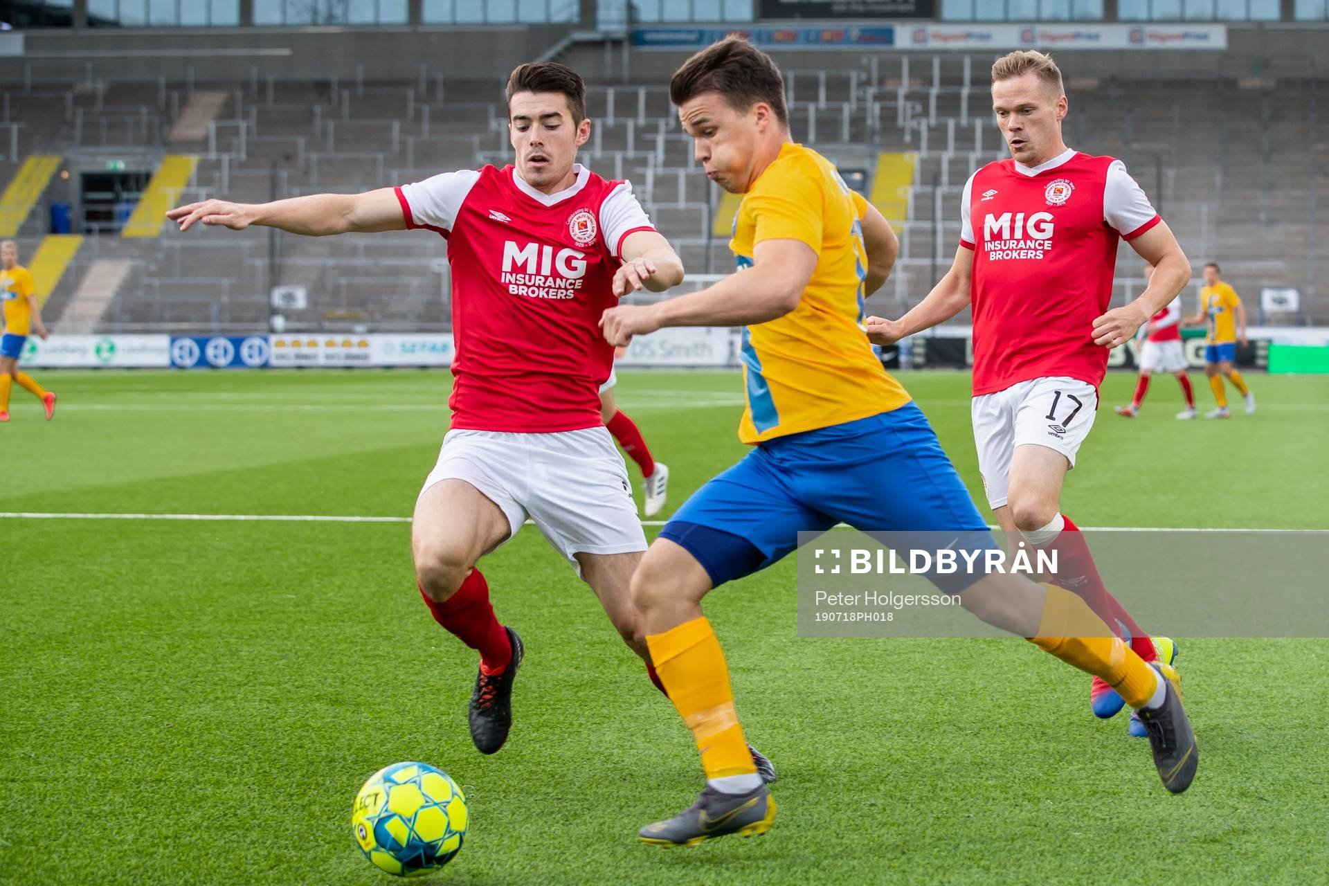 Simon Skrabb of IFK Norrköping and Lee Desmond of St