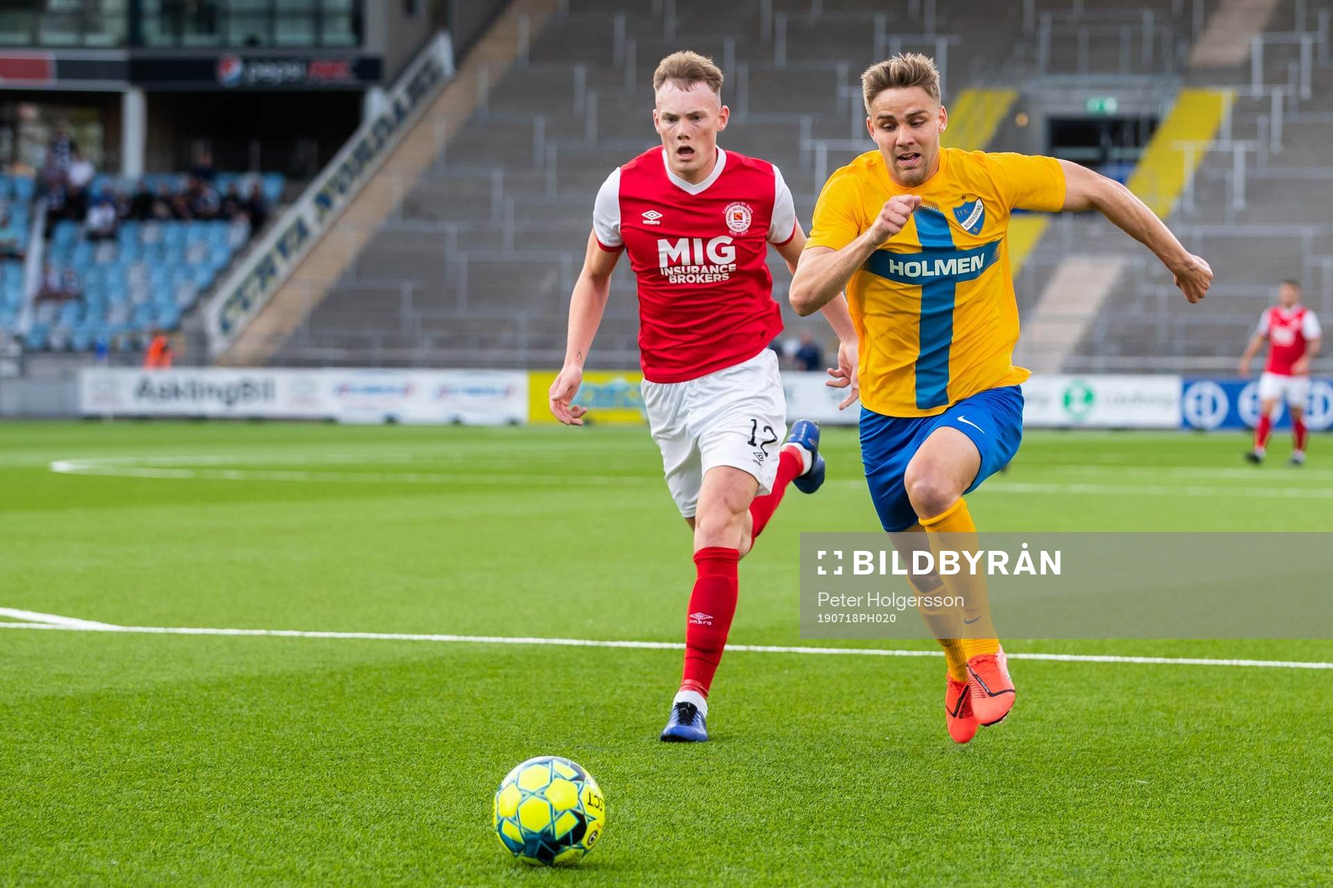 Christoffer Nyman of IFK Norrköping and Ciaran Kelly of St