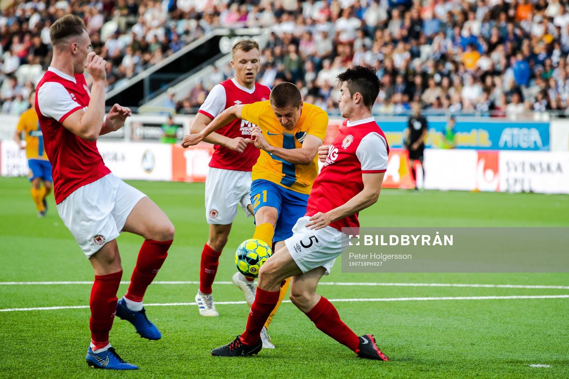 Simon Thern of IFK Norrköping against Lee Desmond of St
