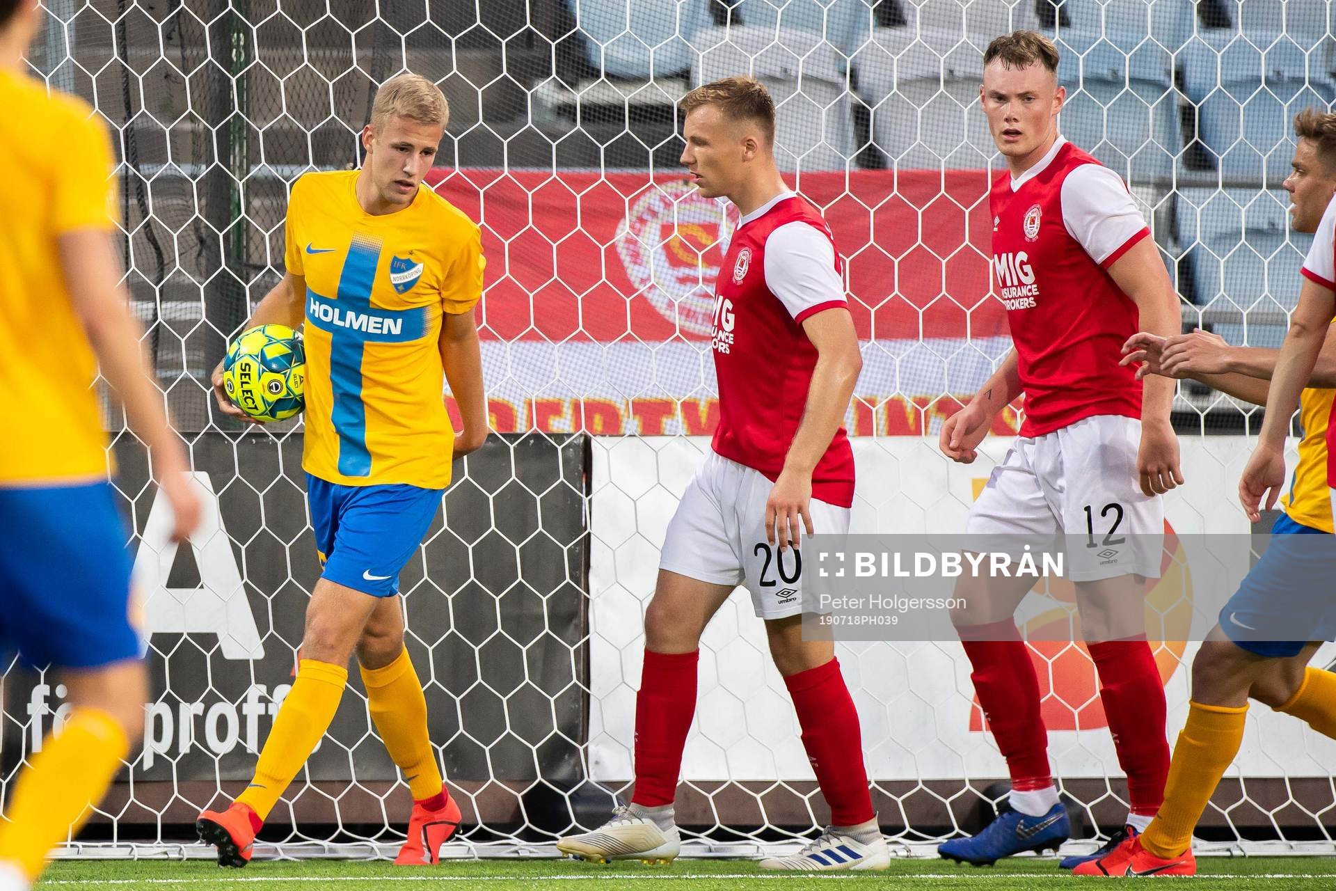 Filip Dagerstål of IFK Norrköping against Ciaran Kelly