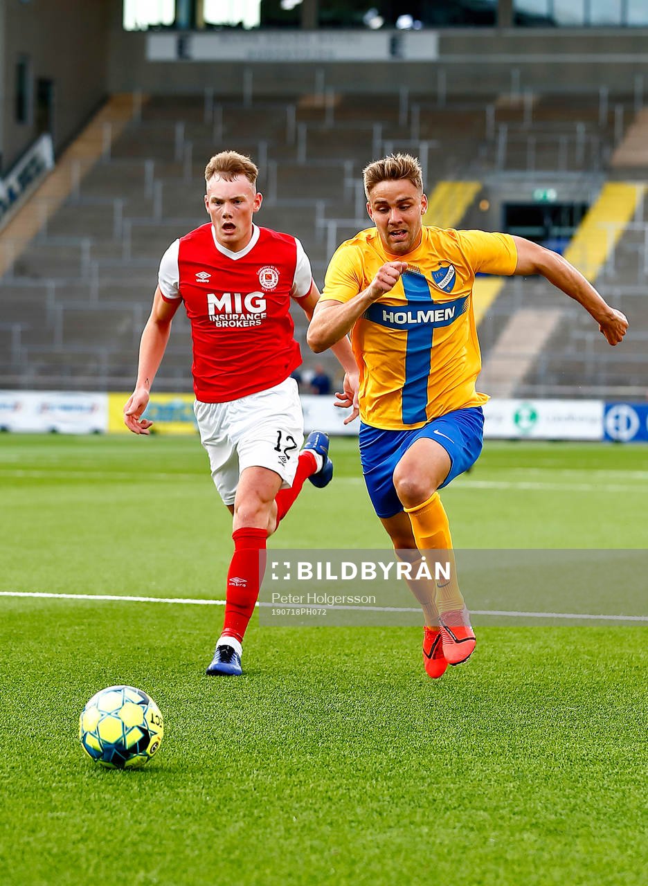 Ciaran Kelly of St Patrick's and Christoffer Nyman of IFK
