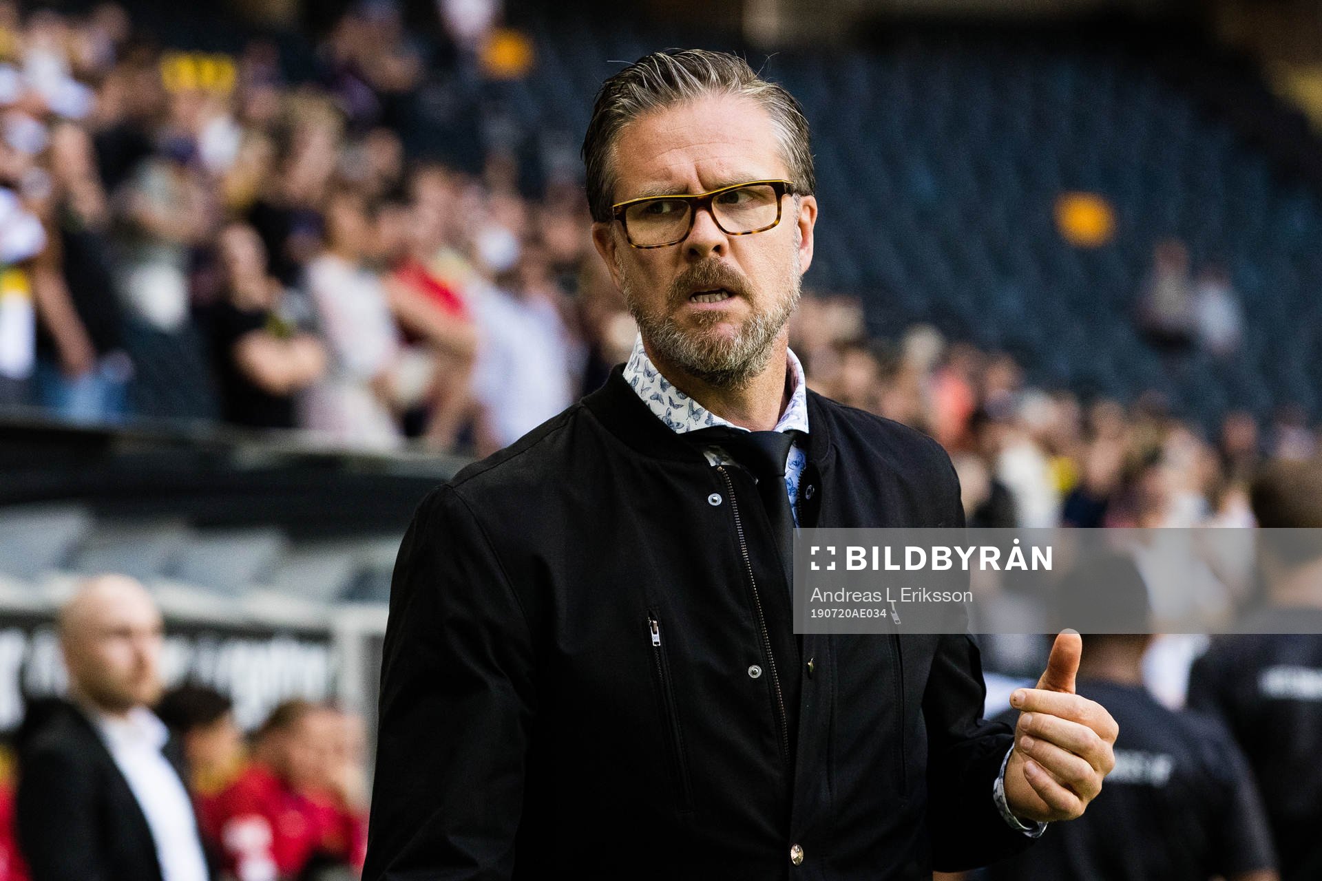 s tränare Rikard Norling innan fotbollsmatchen i