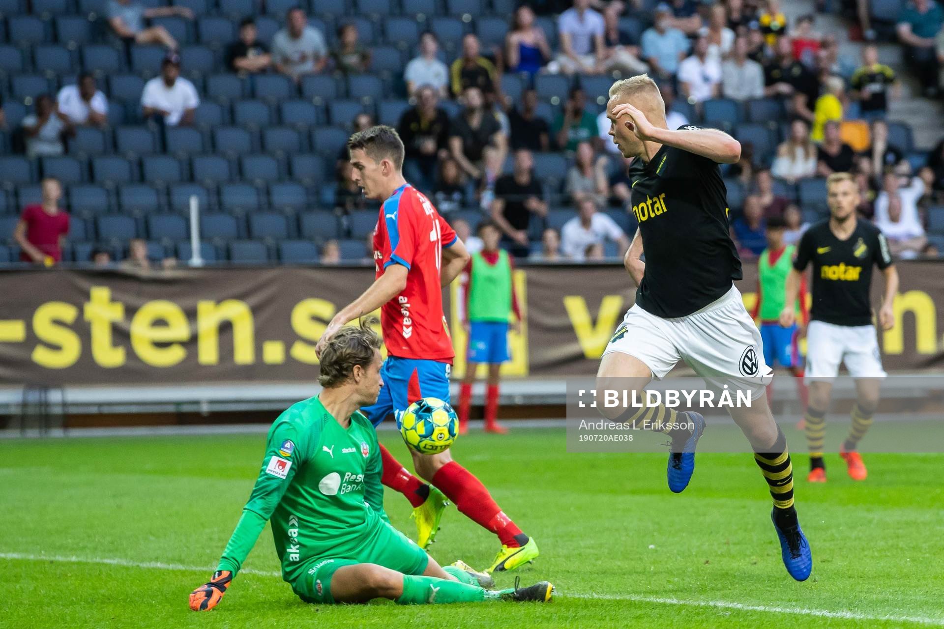 Helsingborgs målvakt Anders Lindegaard med en räddning