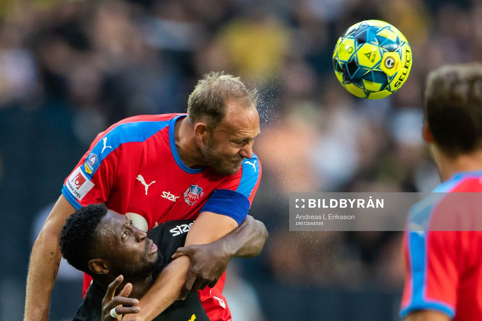 Helsingborgs Andreas Granqvist i nickduell med AIK:s Chinedu Obasi under fotbollsmatchen i Allsvenskan mellan AIK och Helsingborg den 20 juli 2019 i Stockholm.