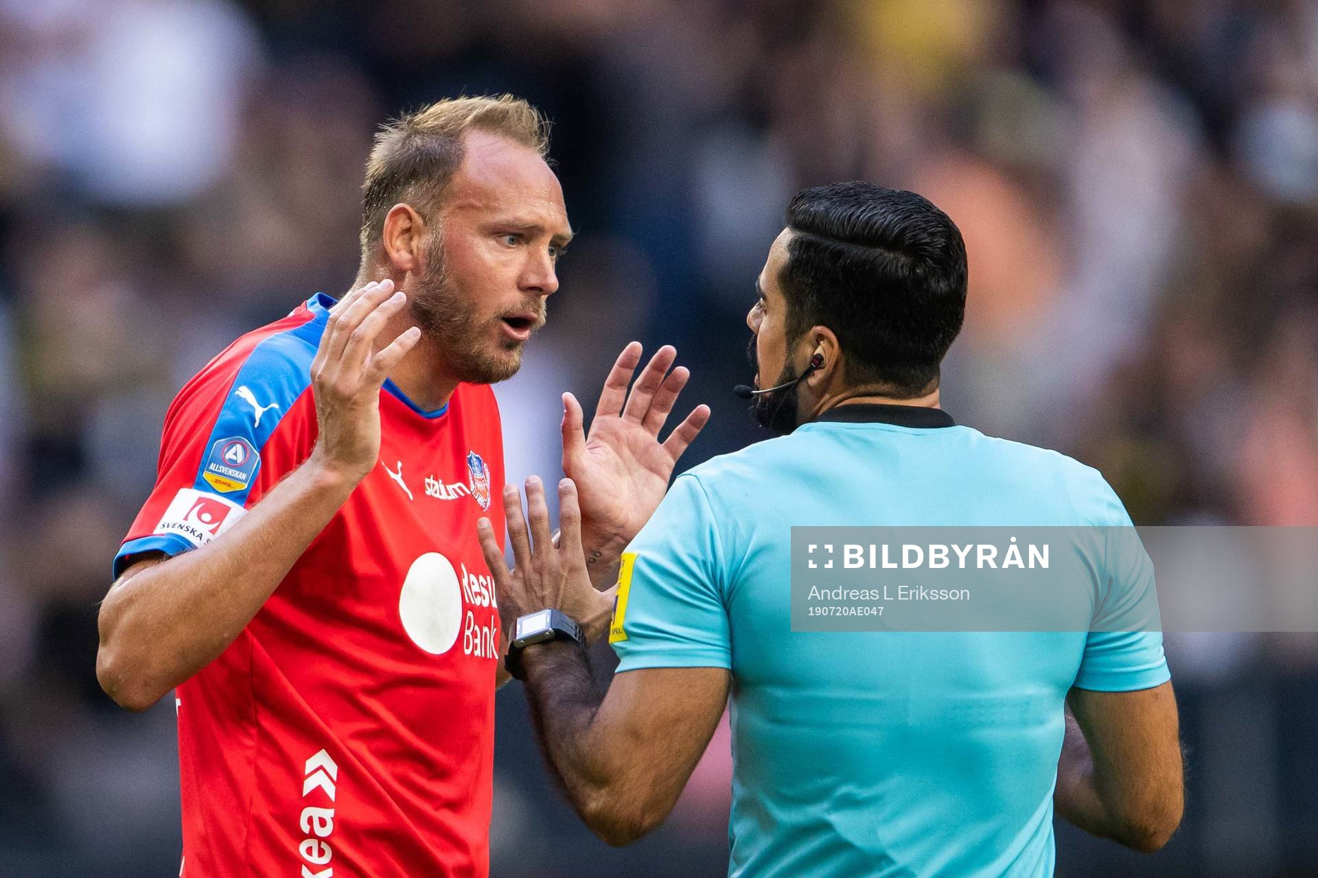 Helsingborgs Andreas Granqvist i diskussion med domare
