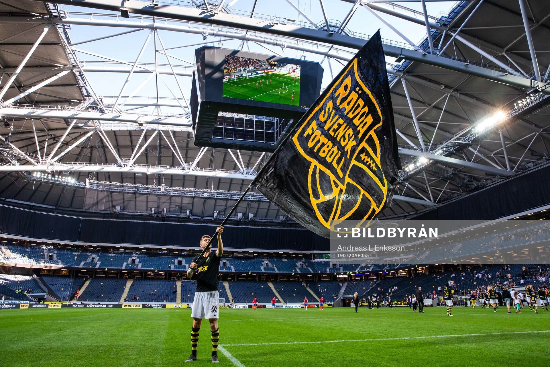 s Anton Salétros jublar med en flagga