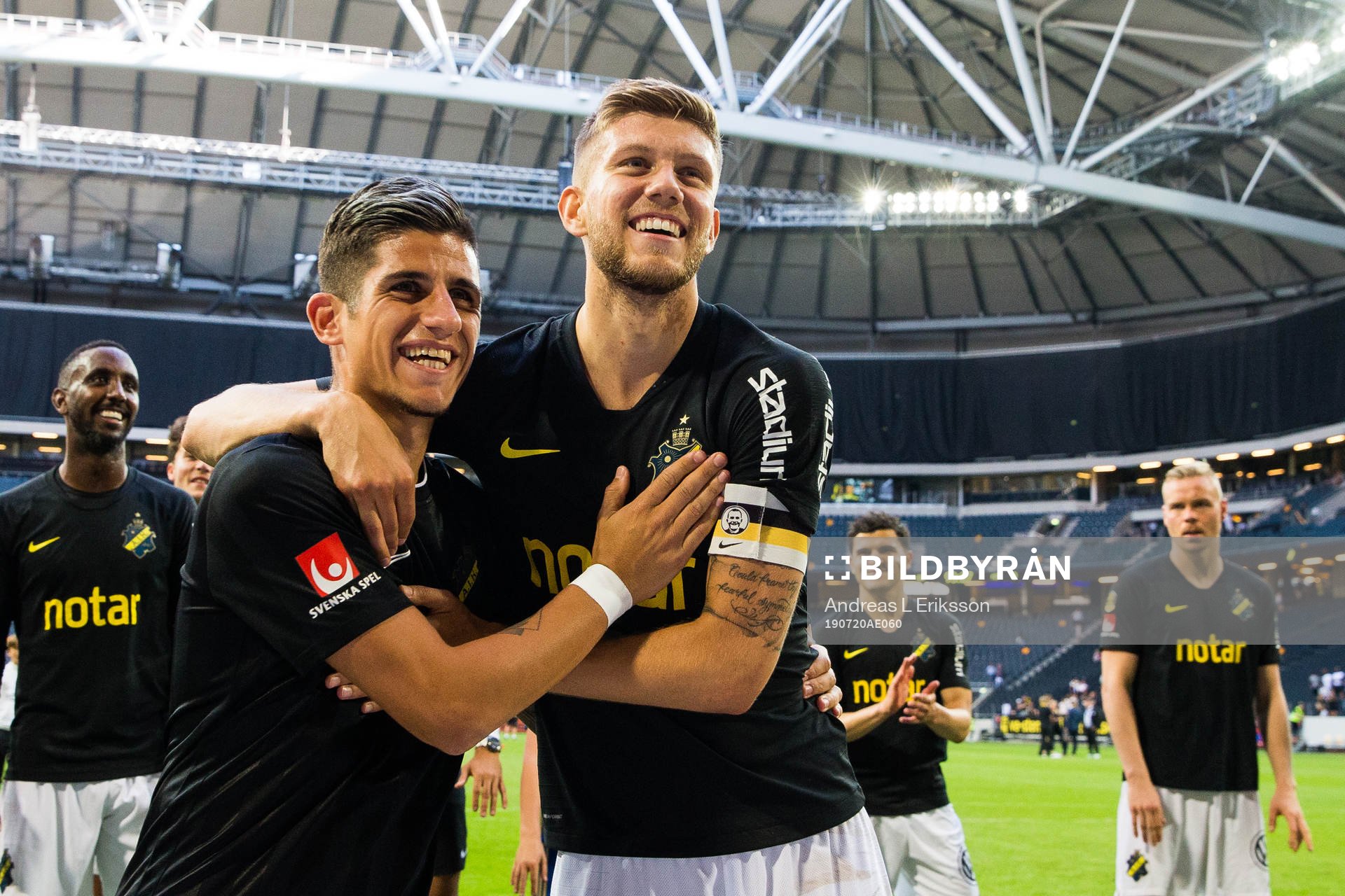 s Nicolas Stefanelli och Anton Salétros jublar