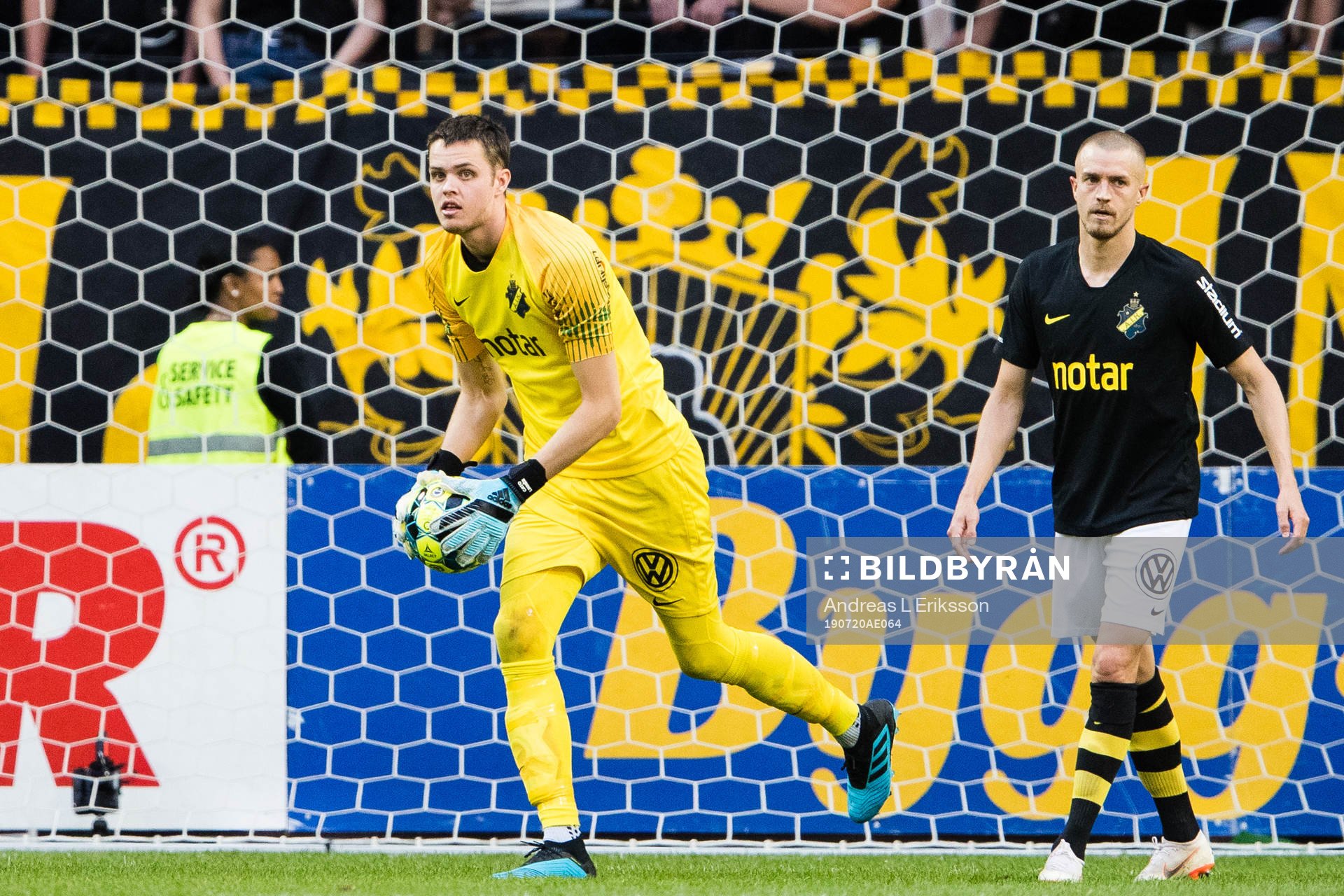 s målvakt Oscar Linnér och Rasmus Lindkvist
