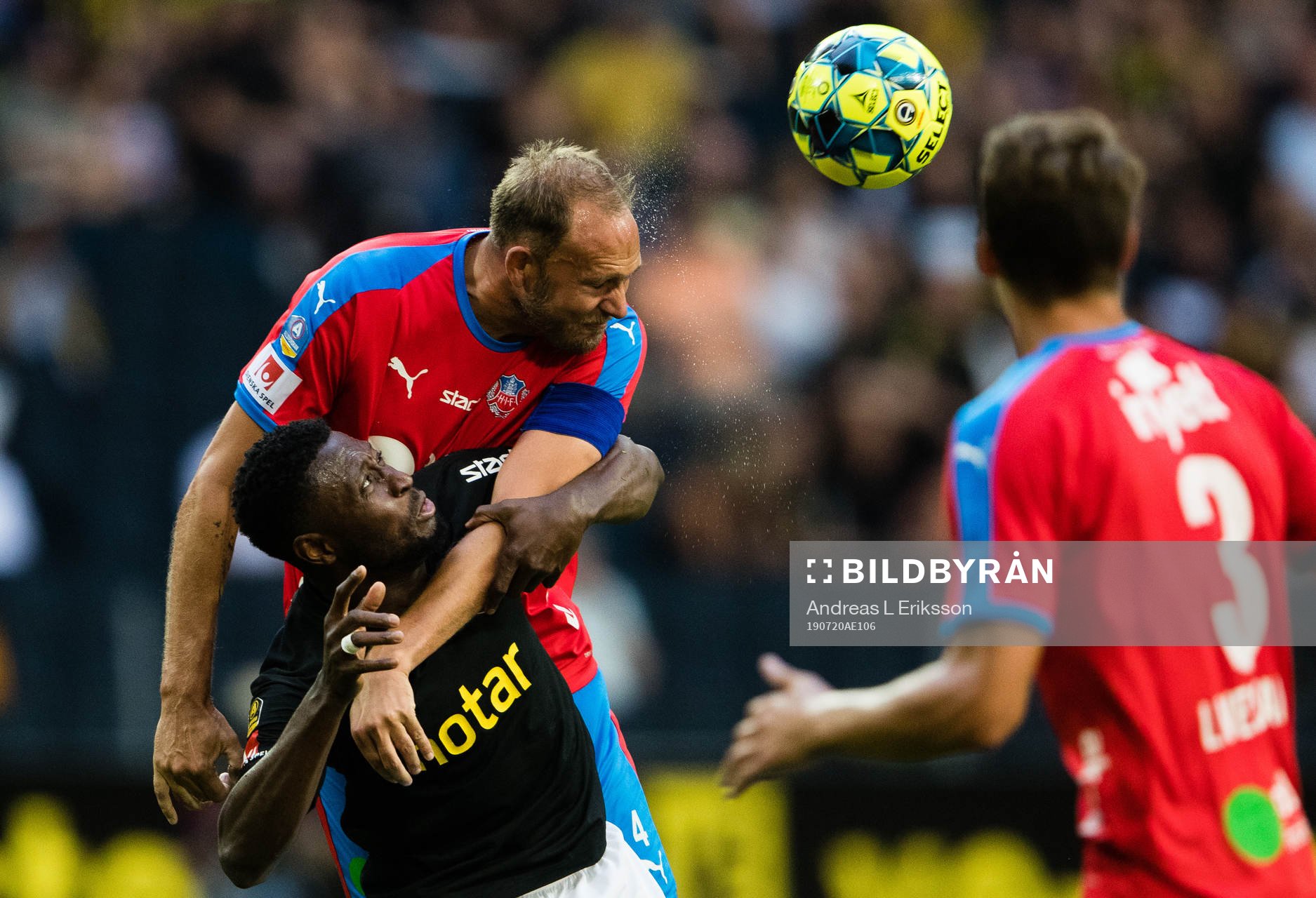 s Chinedu Obasi i en nickduell med Helsingborgs Andreas