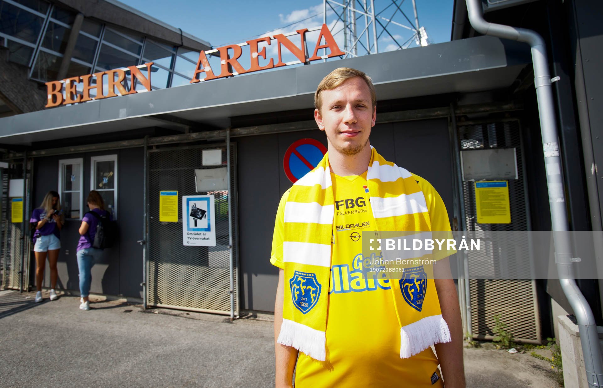 Falkenbergs supporter utanför entrén till Behrn Arena