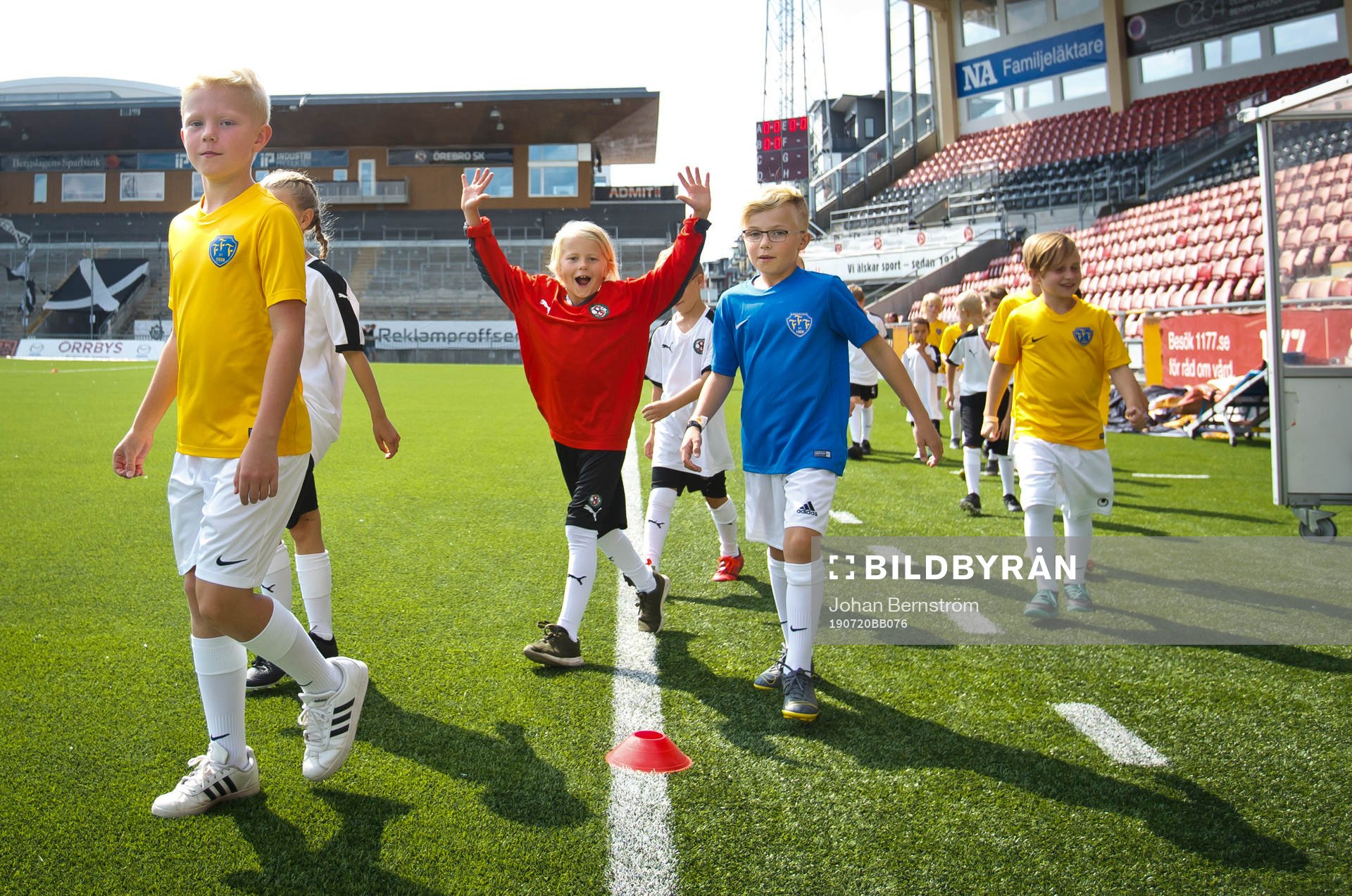 Örebro och Falkenbergs knattar med matchtröjor
