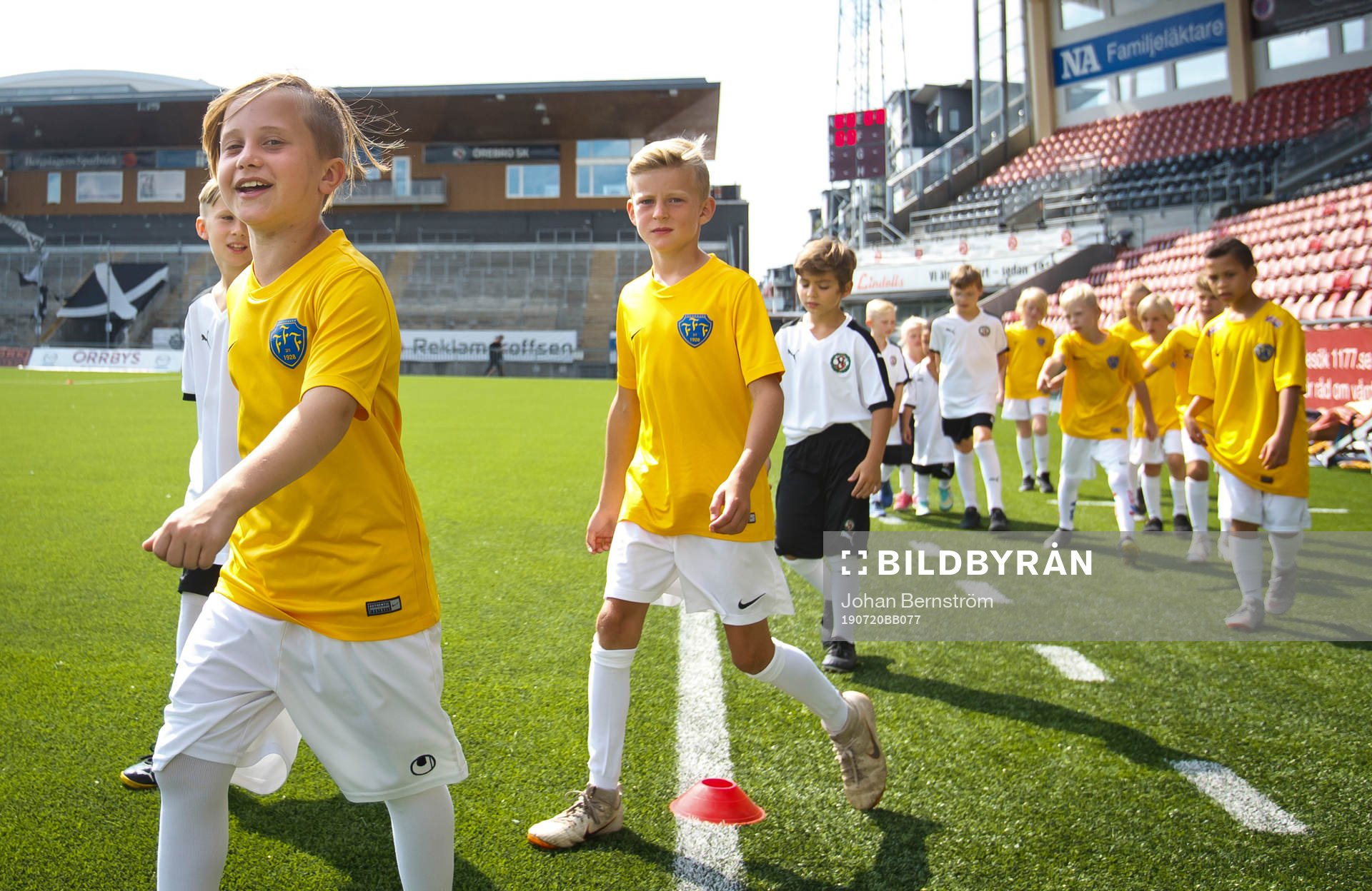 Örebro och Falkenbergs knattar med matchtröjor