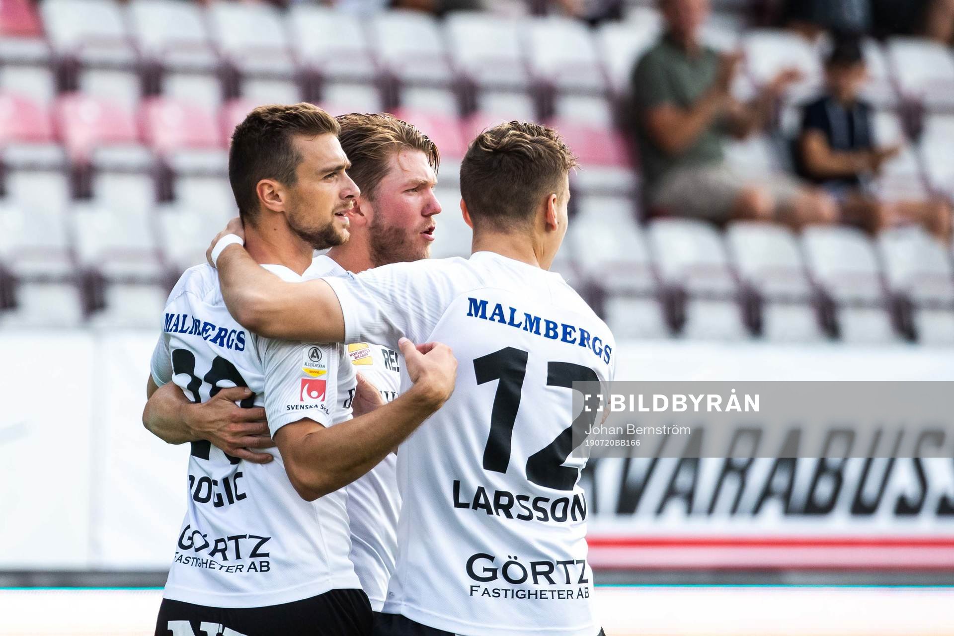 Örebros Filip Rogic jublar med Jake Larsson efter 1-0 under fotbollsmatchen i Allsvenskan mellan Örebro och Falkenberg den 20 juli 2019 i Örebro.
