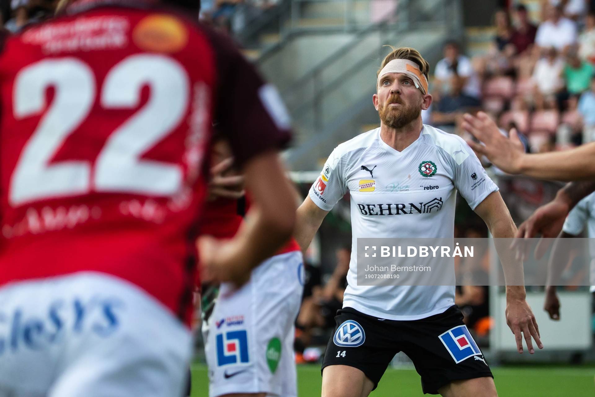 Örebros Michael Almebäck med bandage runt huvudet