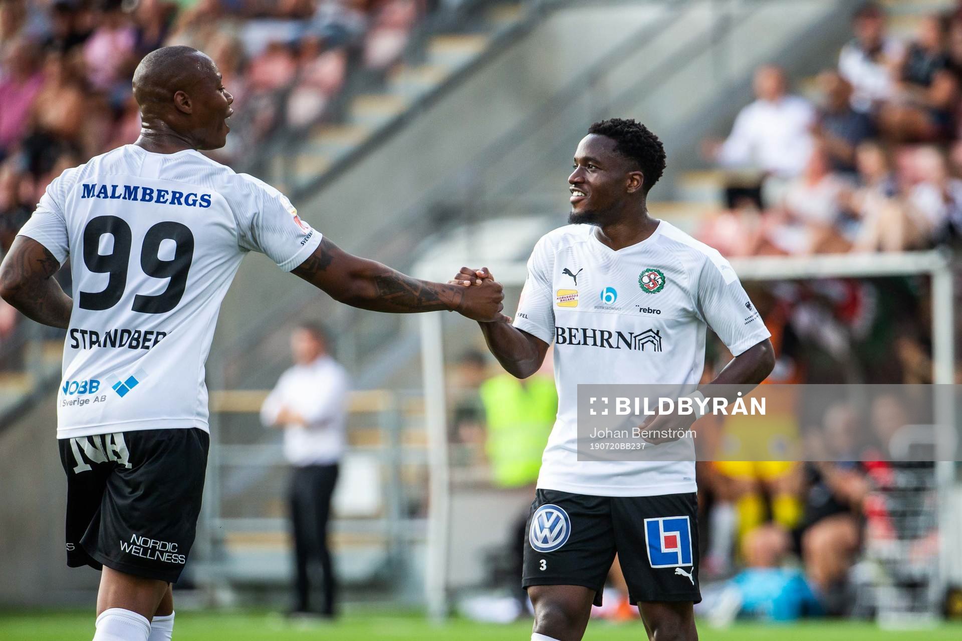 Örebros Kevin Wright och Carlos Strandberg jublar efter 2-0 under fotbollsmatchen i Allsvenskan mellan Örebro och Falkenberg den 20 juli 2019 i Örebro.