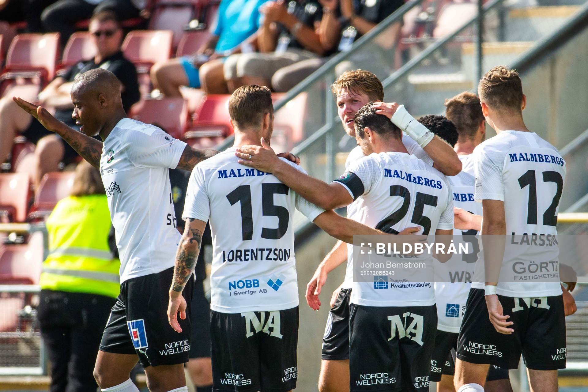 Örebros Filip Rogic jublar med lagkamrater