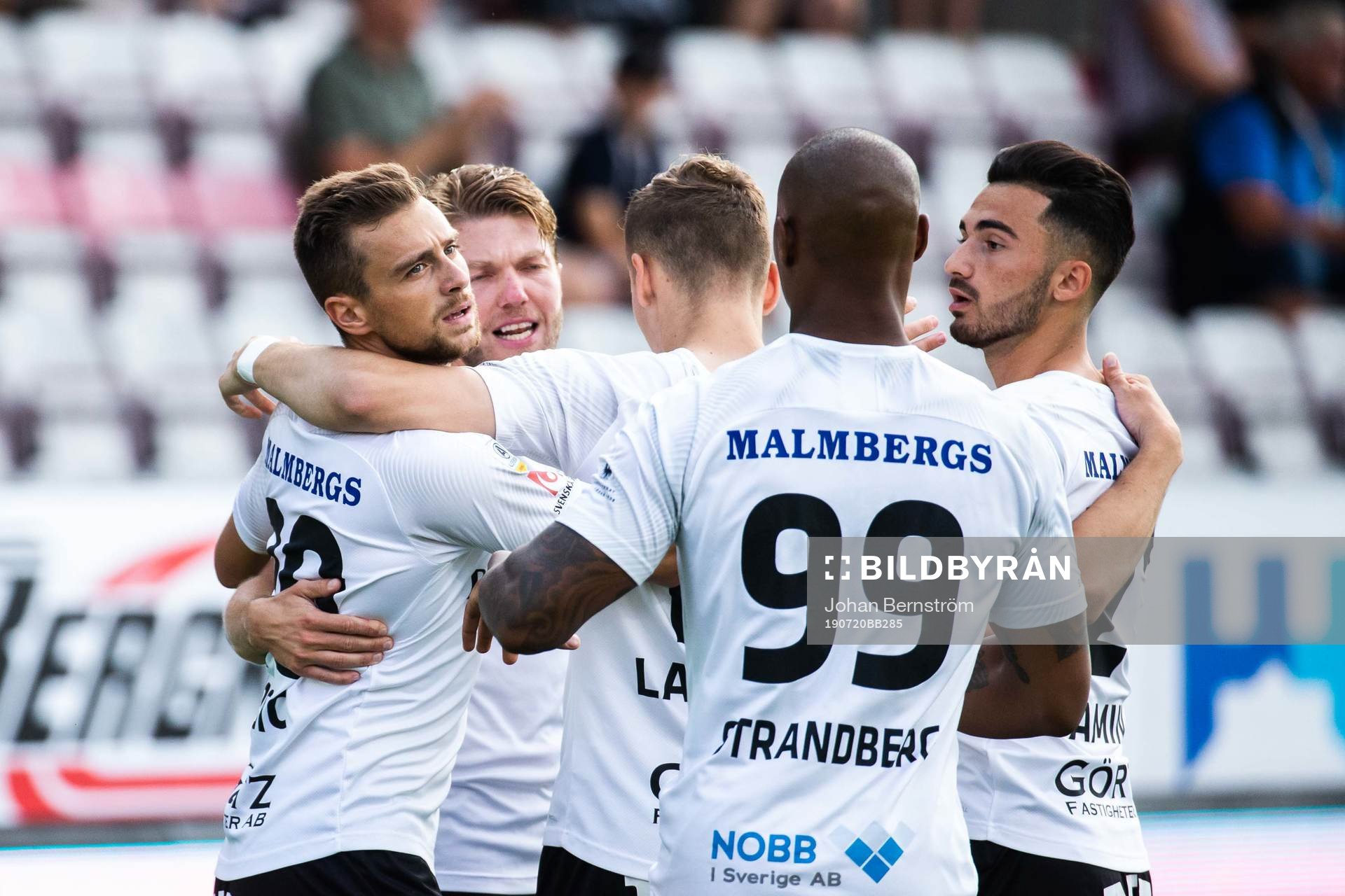 Örebros Filip Rogic jublar med lagkamrater